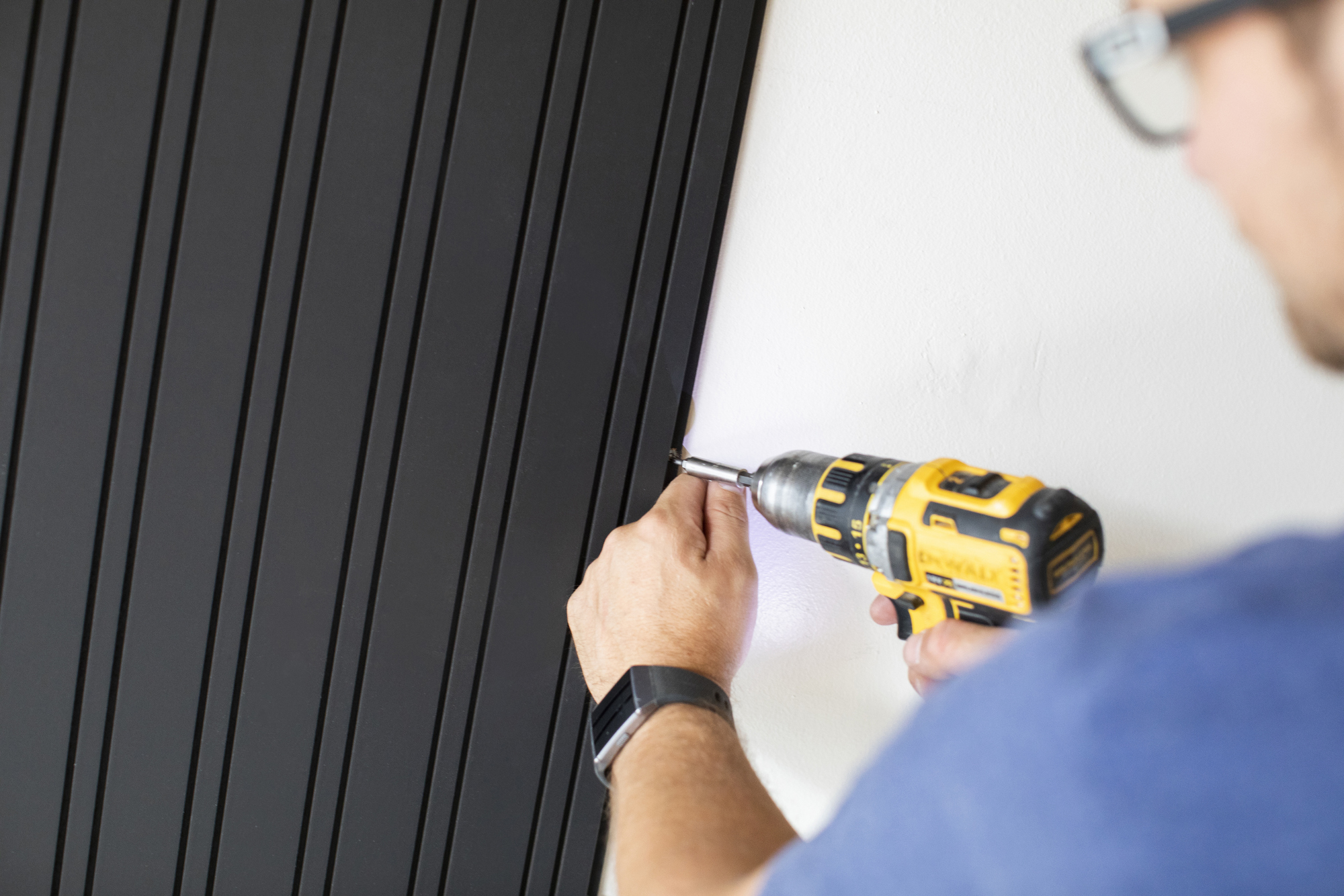 Først skrur du fast «Easy Spileplater» i veggen. 