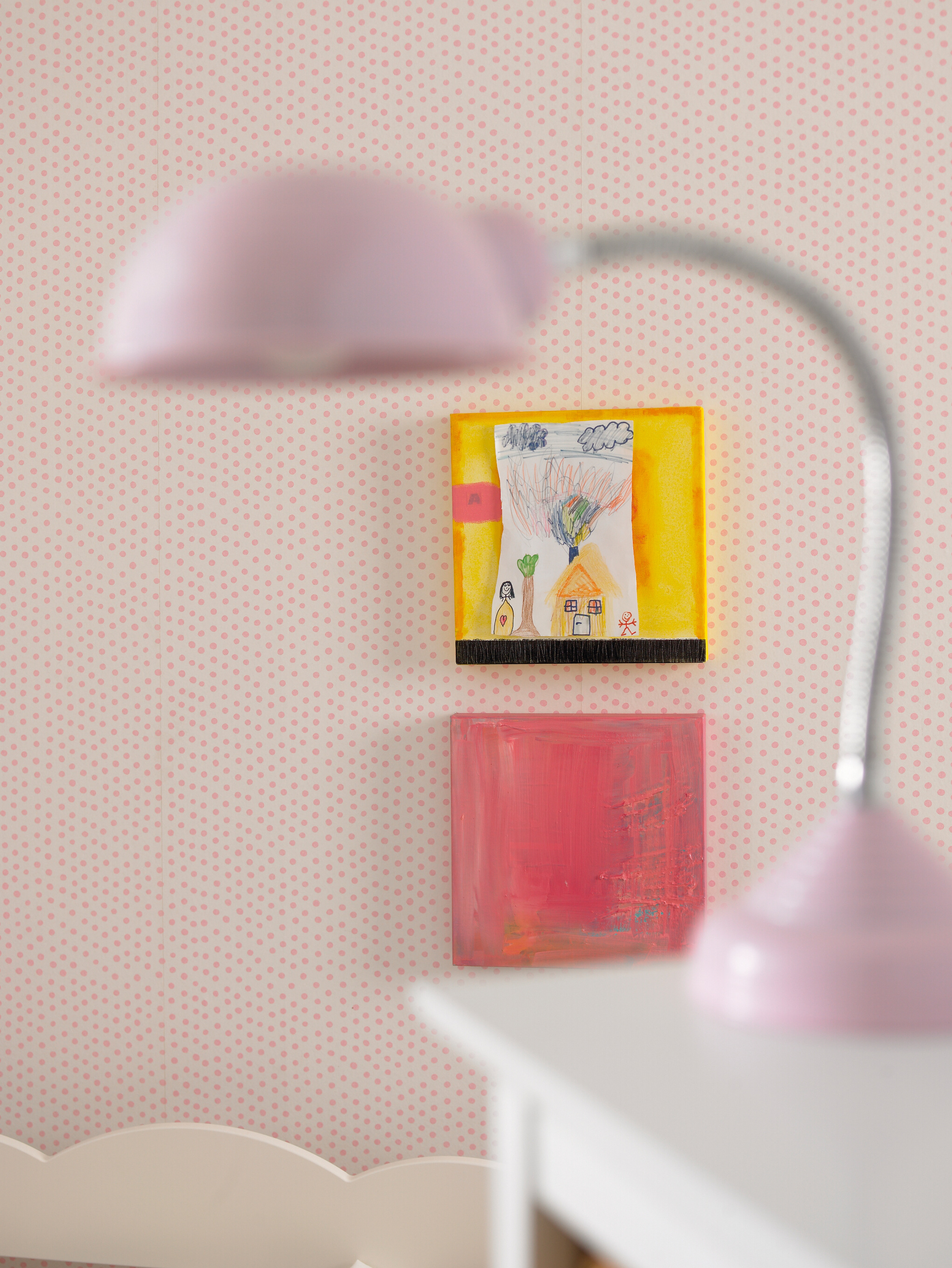 Mindre saker og ting med mer fargestyrke blir muntre innslag som liver opp blant pastellene.