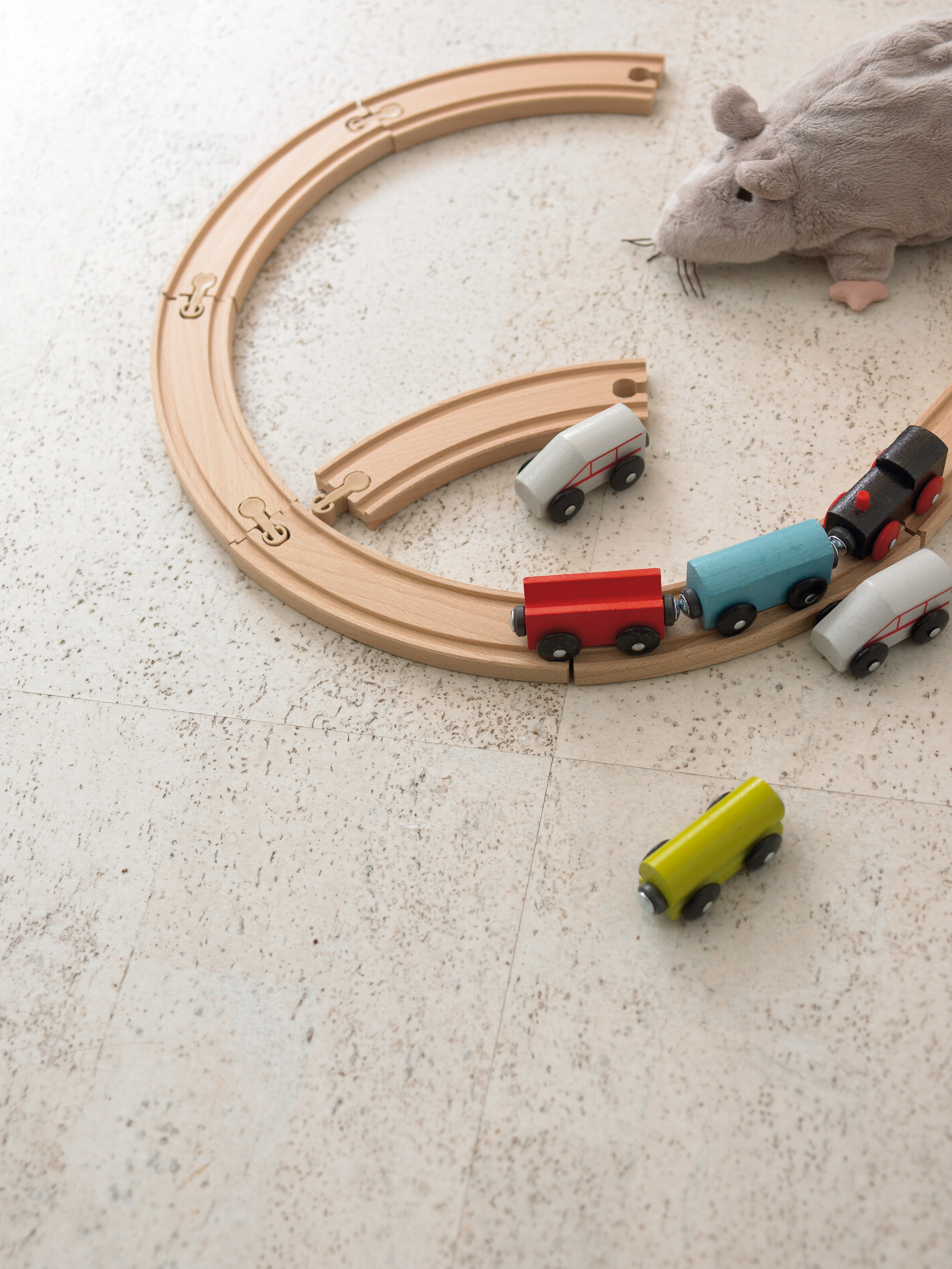 Et hvitlasert korkgulv kler de friske fargene og har kvaliteter som er ypperlig på barnerommet: demper lyd, mykt å trå på og lunt å leke på.