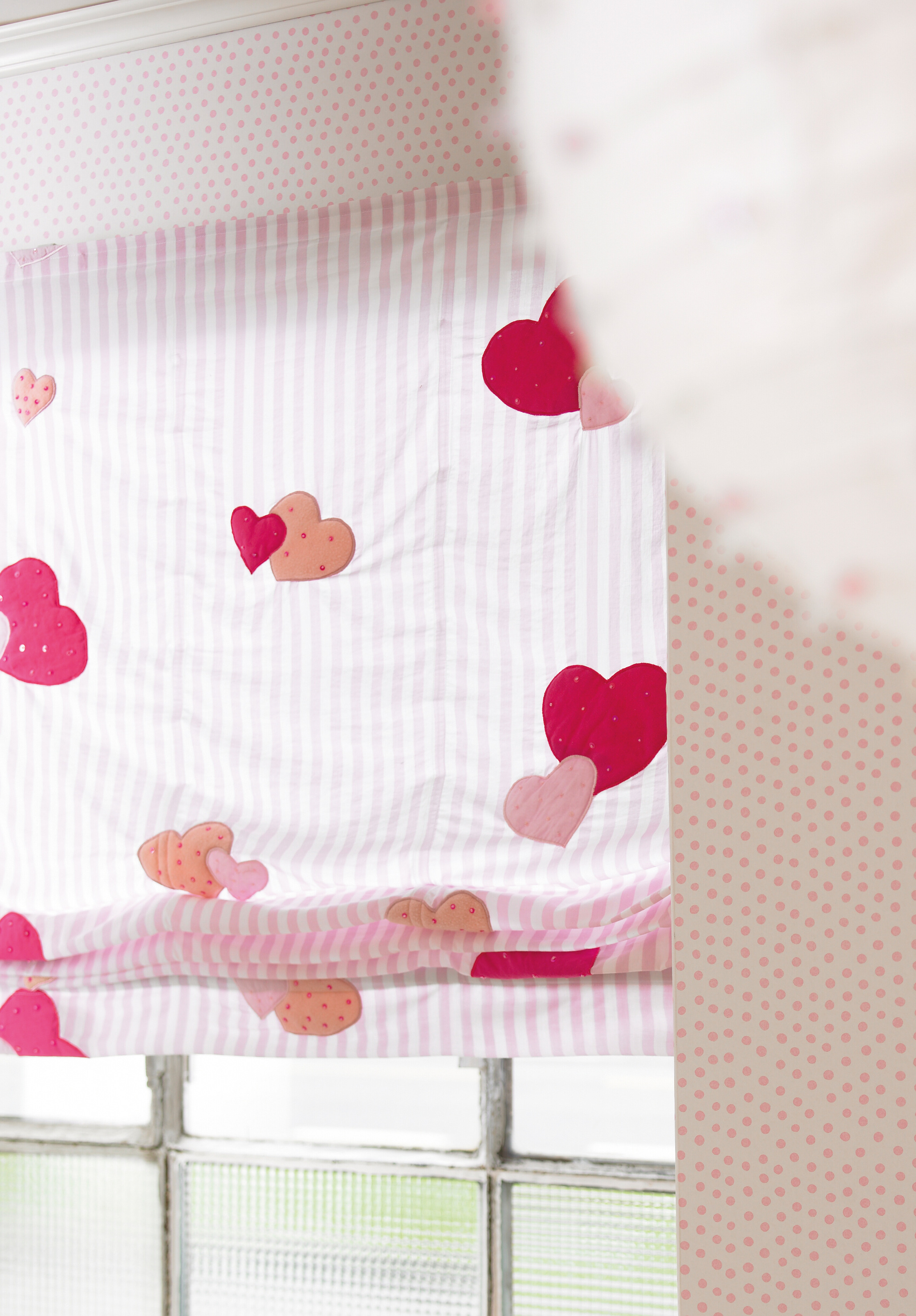 Striper, prikker og hjerter i rosa og hvitt – ikke for mye og ikke for lite. 