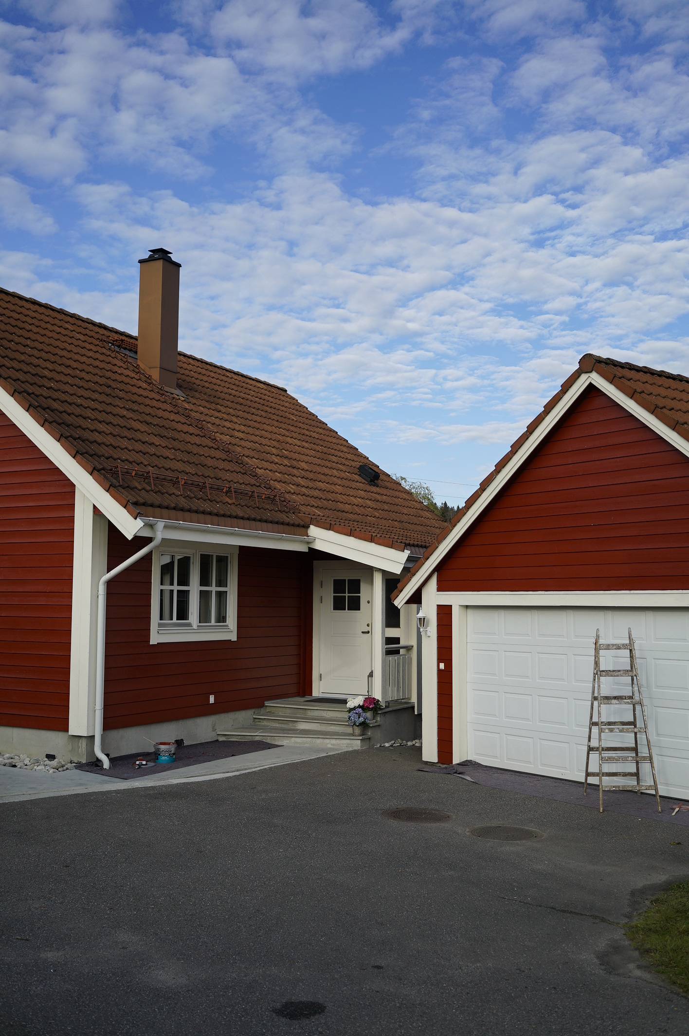 Enten du skal gjøre male huset selv eller få andre til å gjøre det for deg, er det viktig at det gjøres skikkelig. Da holder det lenge.
