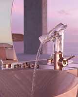 MER ENN EN KRAN: I denne servantkranen kombinerer den anerkjente designeren Philippe Starck vannbesparende teknologi og unikt design. Servantkranen Axor Starck V leveres i klart eller frostet krystallglass. Base i 15 ulike farger.