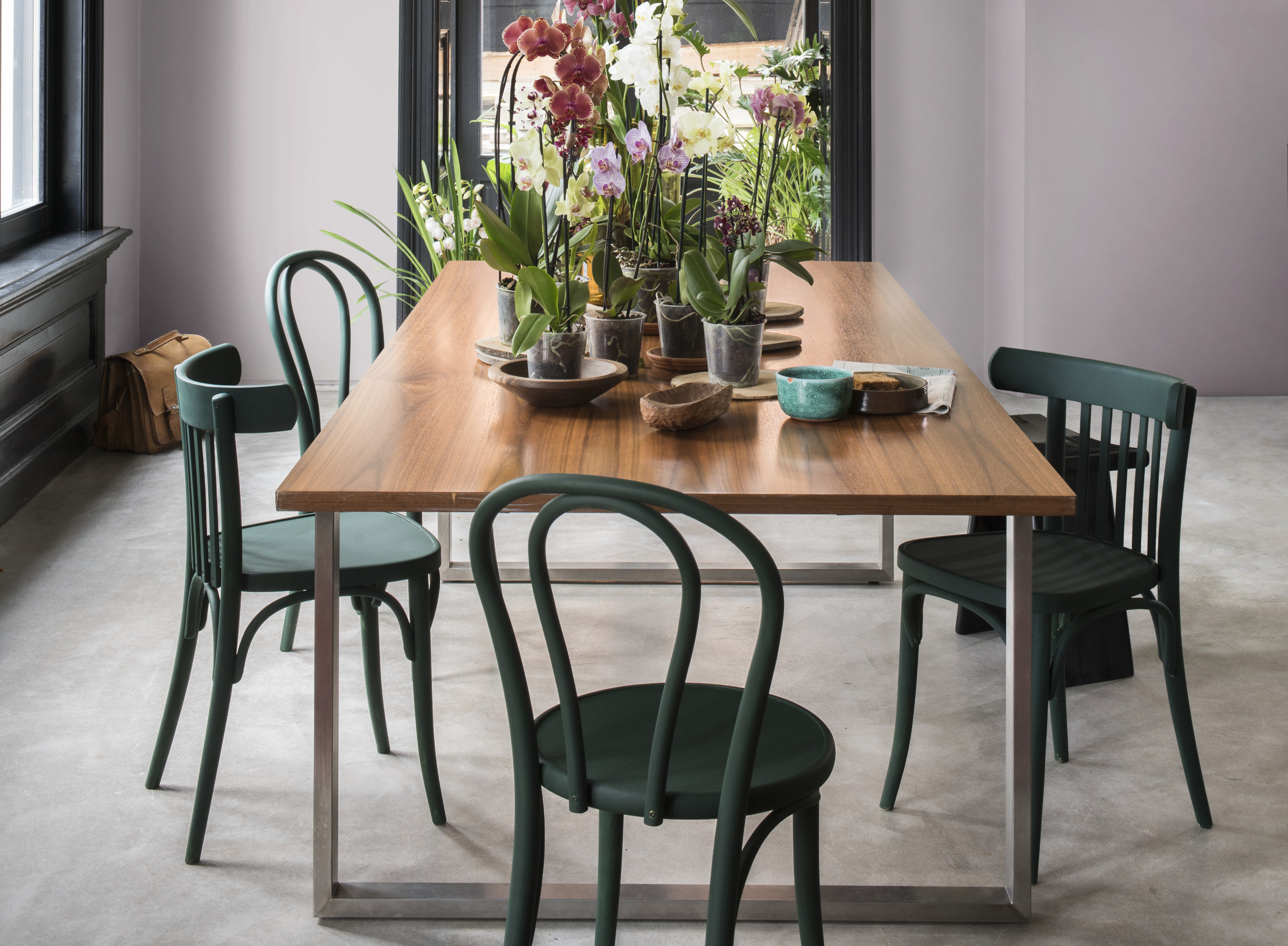 NYTT LIV: Gi gamle stoler nytt liv med maling. Har du flere «odde» stoler, mal de i samme farge for å skape en helhet med variasjon. (Foto: Nordsjö)