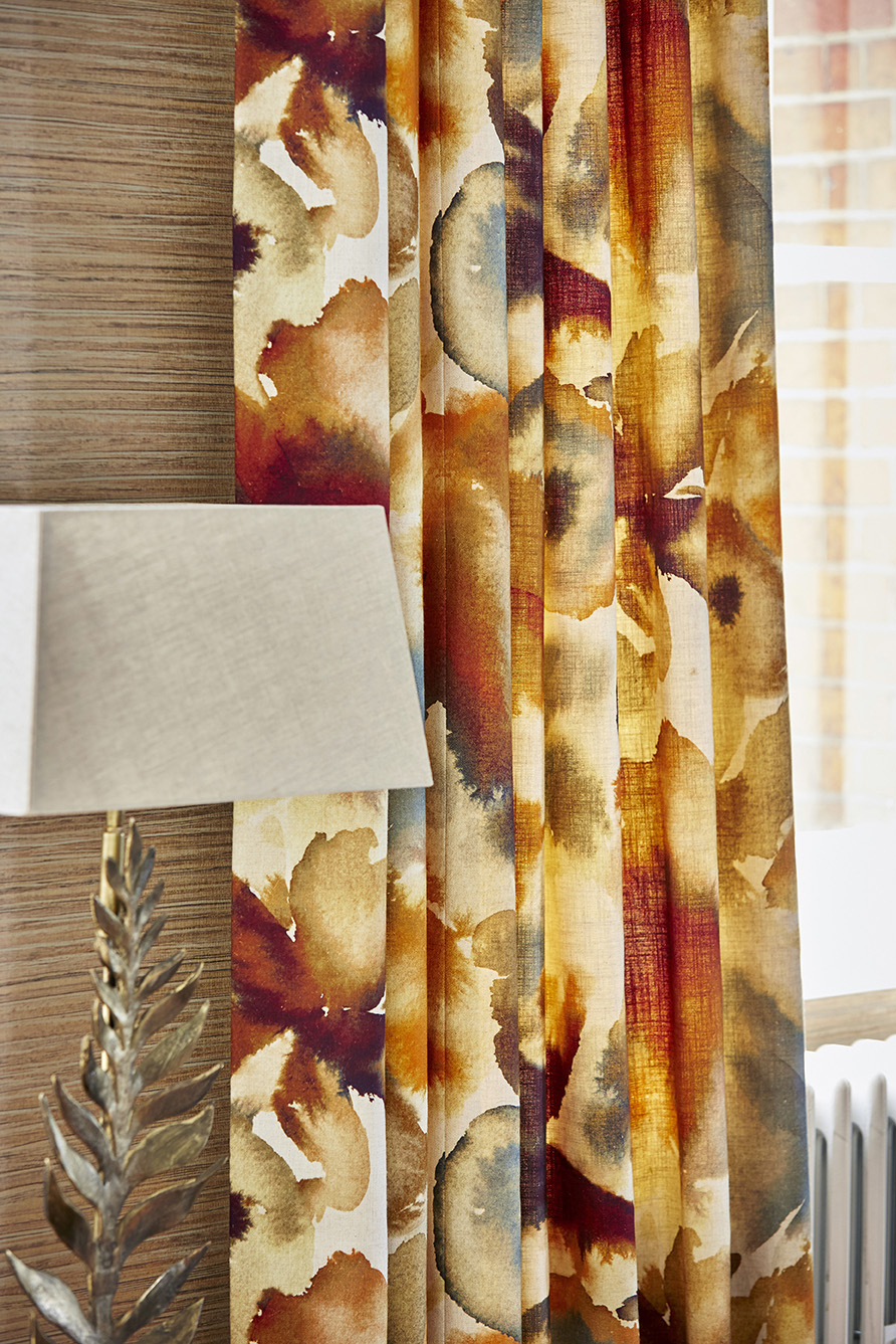 NYTT LIV: Gro Welle-Watne hos Tapethuset slår fast at gardinene har fått sin renessanse. (Foto: Tapethuset)