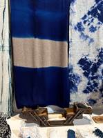 BATIKK: Koboltblått holder fortsatt stand og det var mye batikk å se, gjerne som her: i kombinasjon med andre mønstre.