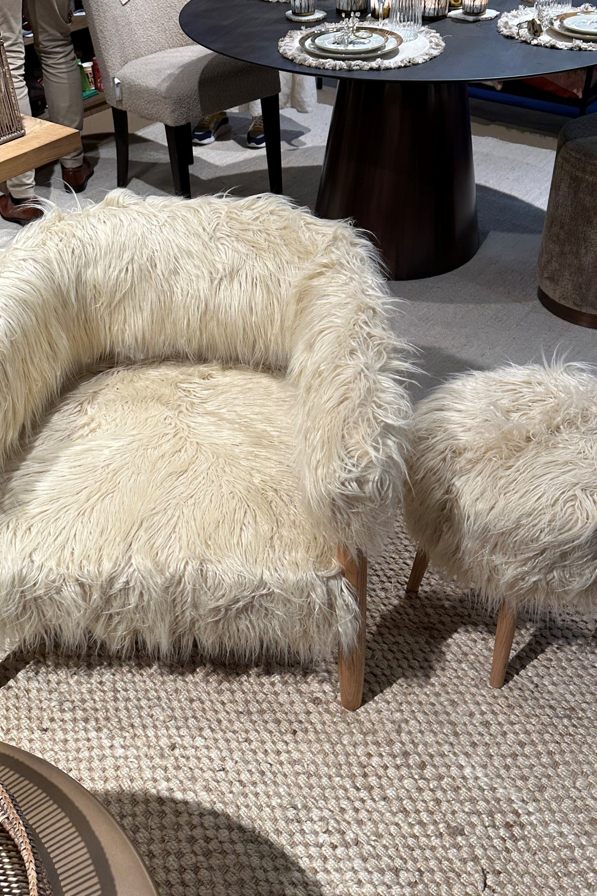 lys stol pelsaktig stoff