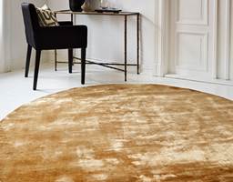 DELIKAT GLANS: Ønsker du et elegant rom,  fungerer viskosetepper eller andre blanke tepper ofte godt. Her er teppet  Essens fra InHouse.        