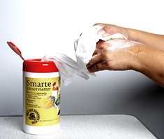 FLEKKFJERNING: Smarte våtservietter fjerner malingsøl på hender og tøy. 