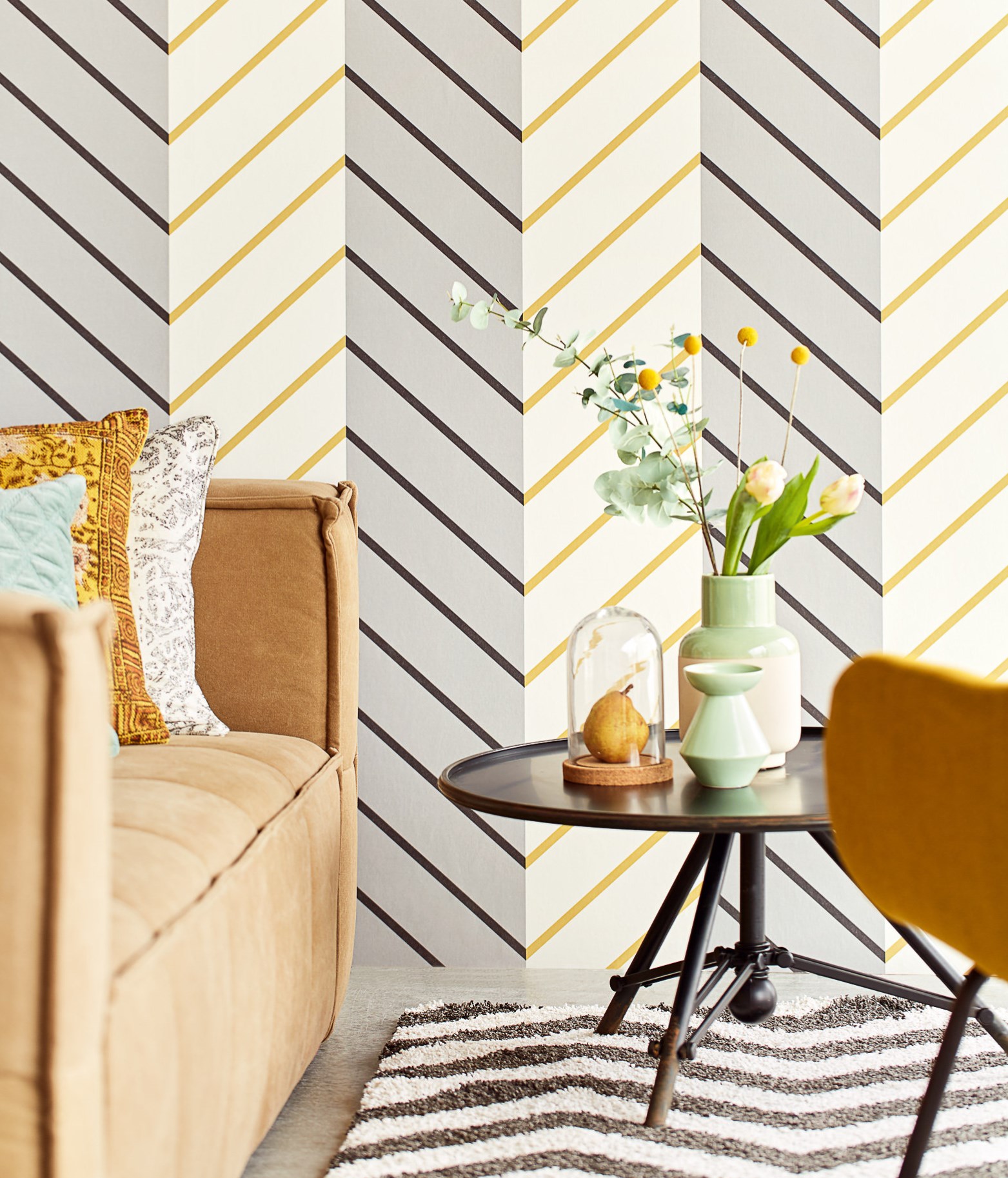 Stripet okergult tapet