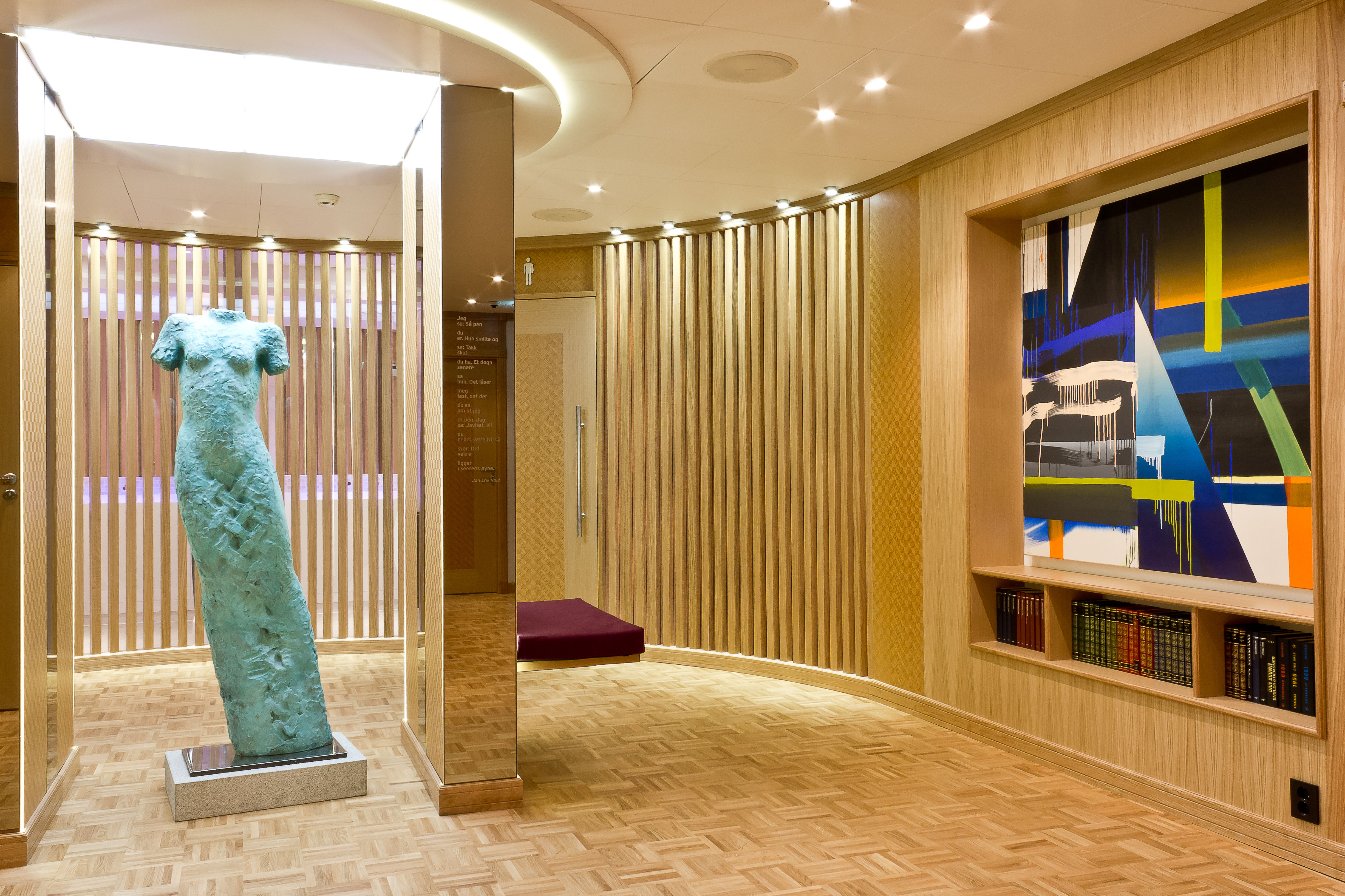 Veggene i fellesarealet utenfor WC prydes av tre store malerier utført på bestilling av Mona Orstad Hansen. Midt i rommet er en stor bronsestatue av Nico Widerberg plasser, mellom speilsøyler der et dikt av Jan Erik Wold er trykket. 