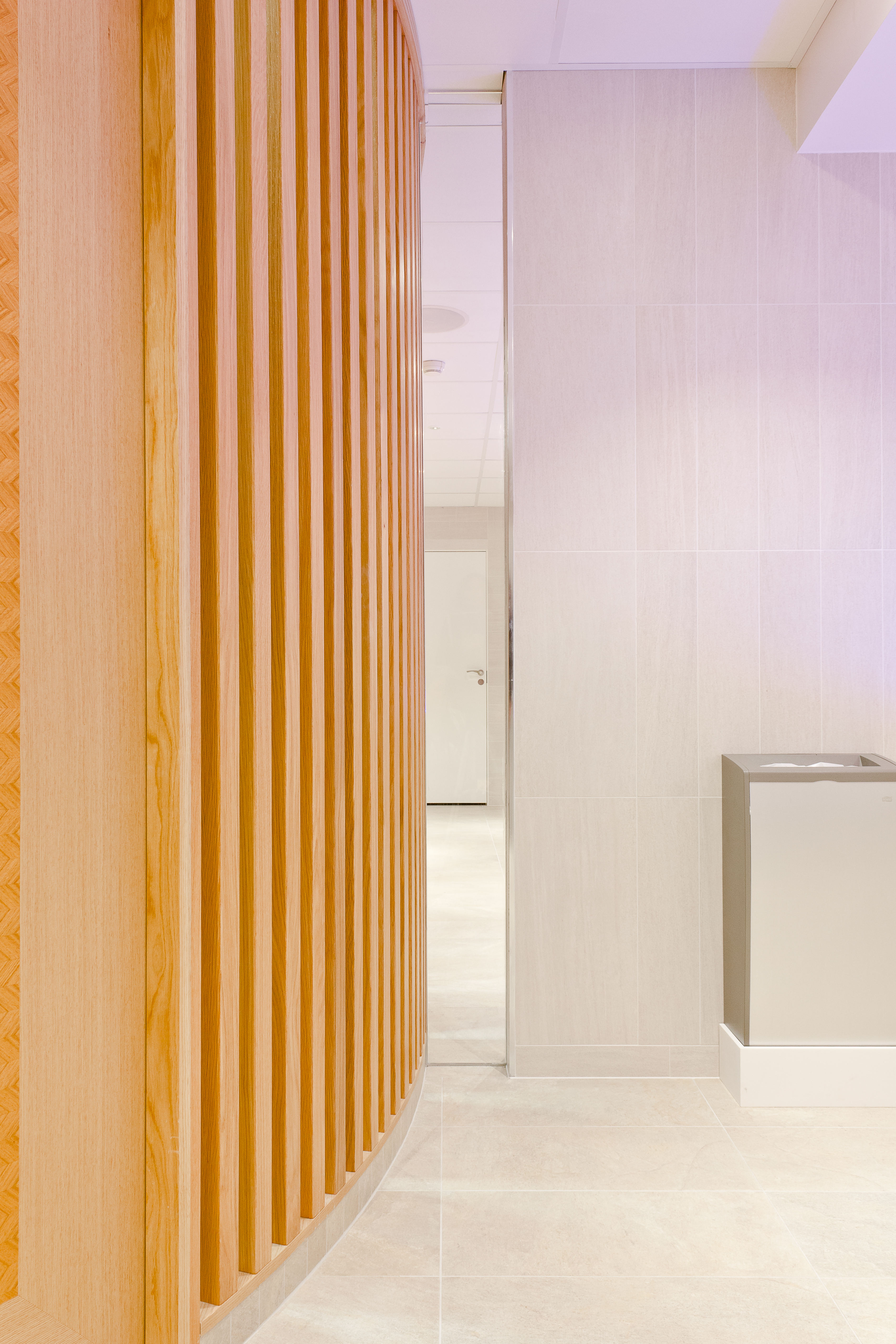 I veggen mellom herre- og damerommene er åpne glasspartier. Det er allikevel begrenset innsyn fra det ene rommet til det andre. 