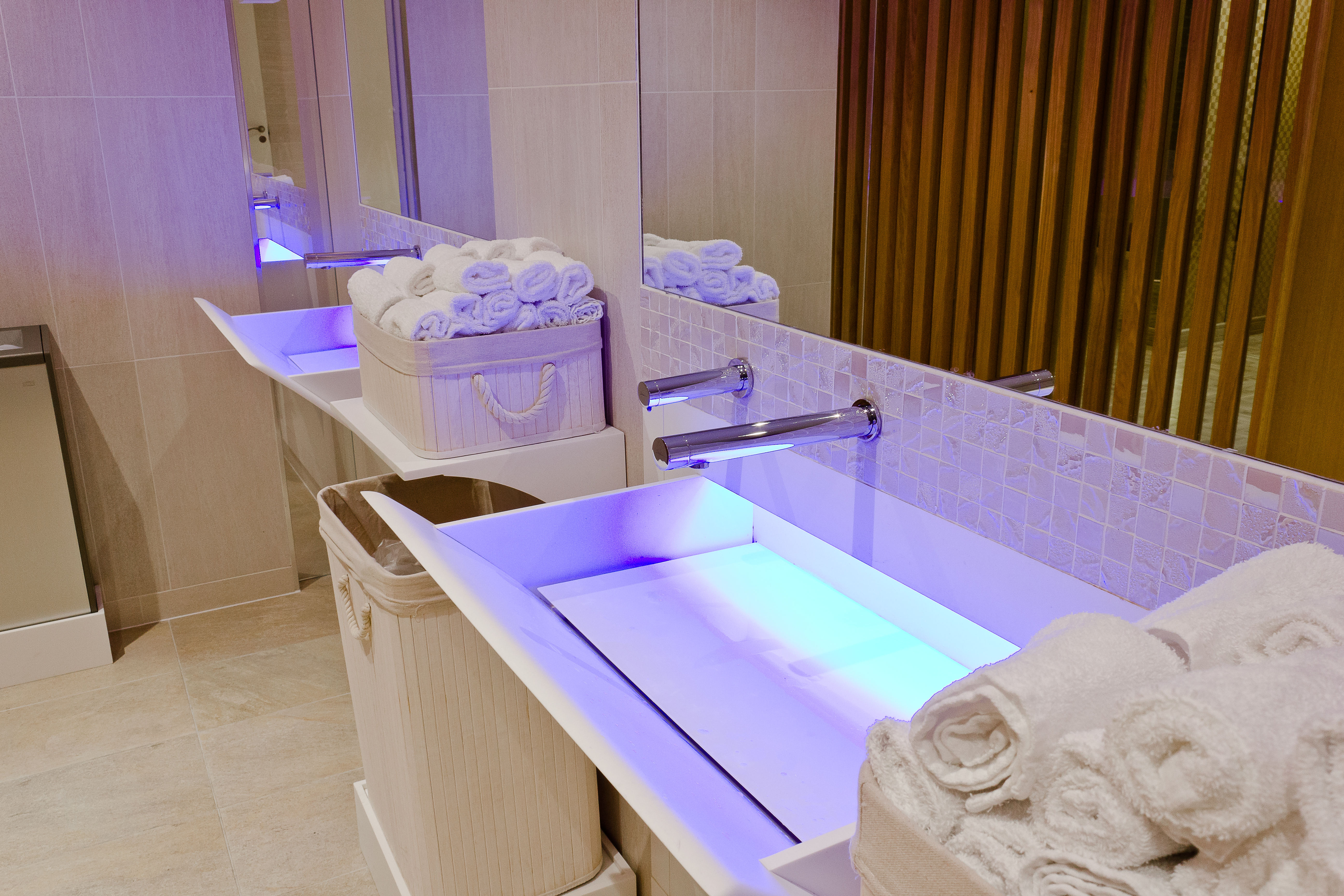 Handvaskene er i støpt i Corian, og belyst med blått LED-lys. I stedet for tørkevifter eller tørkepapir, kan gjestene tørke hendene på et eksklusivt håndkle, som siden kastes i skittentøykurven under vasken.