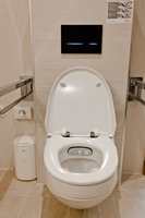 Handikapp-WC har Geberit spyle-do, med innebygget vask og tørk med varmluft. 