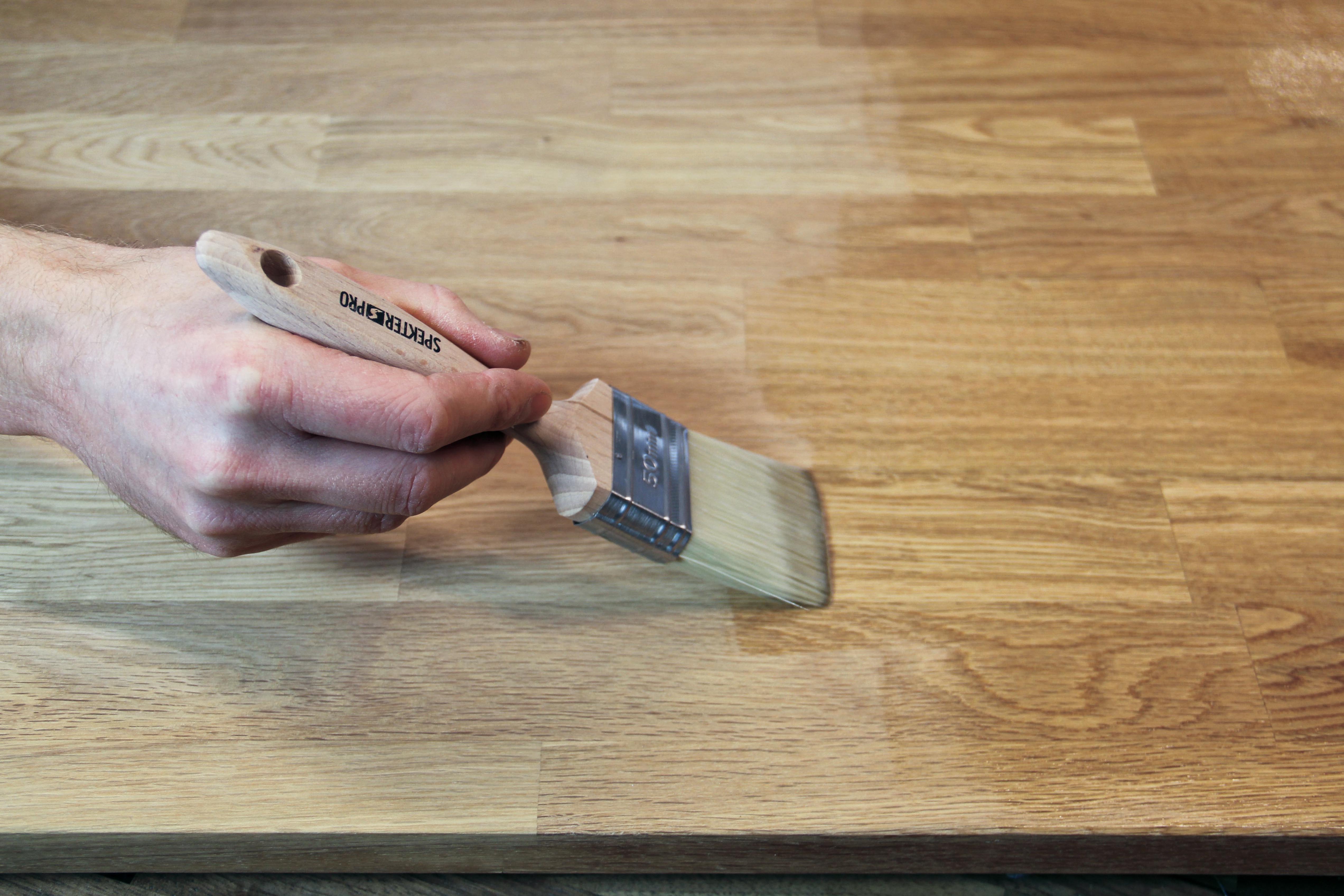 OLJE: Du m&aring; gi benkeplaten i tre et str&oslash;k vedlikeholdsolje med jevne mellomrom. (Foto: WOCA)