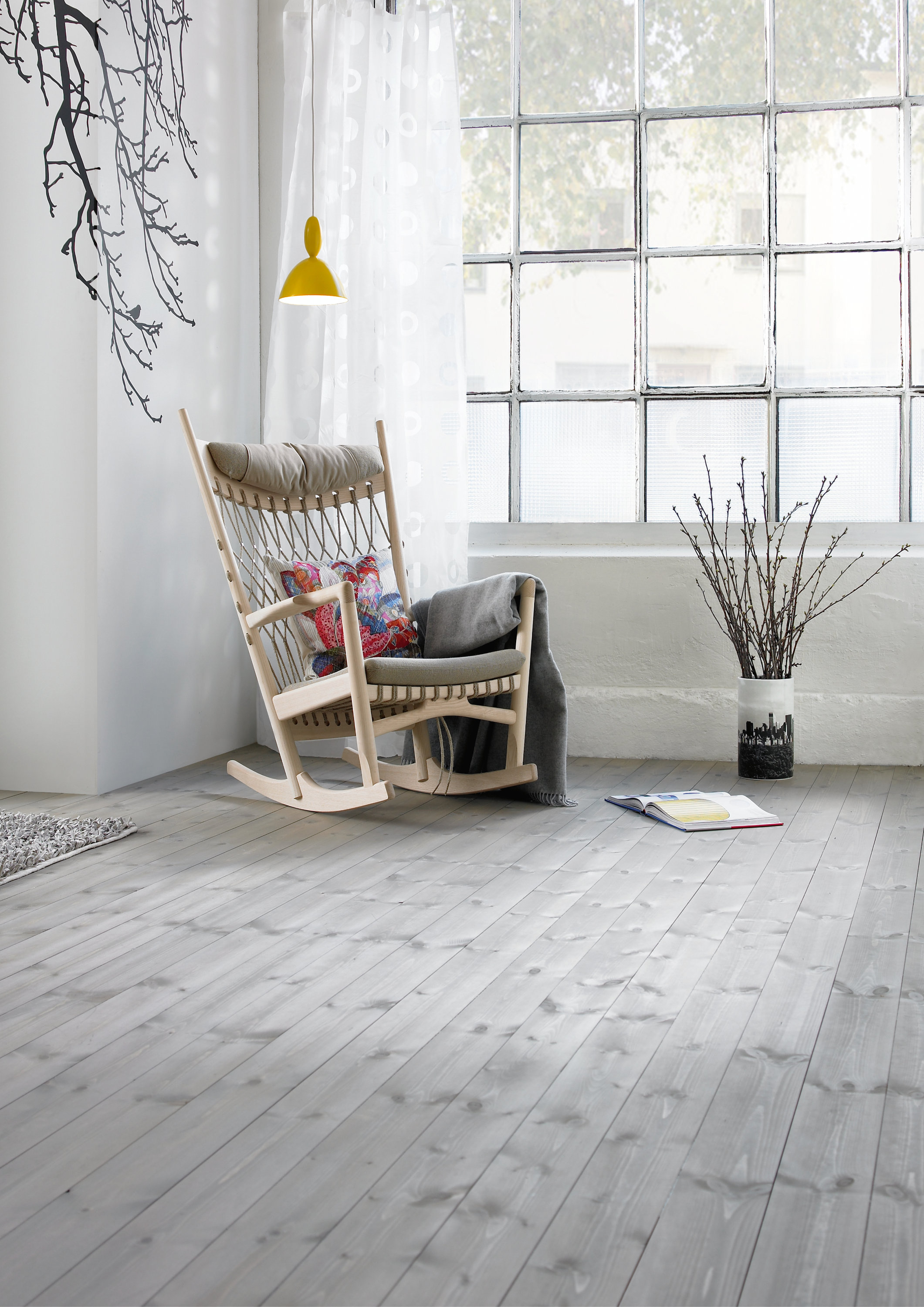 Tre- og parkettgulv kan pigmenteres med en farget olje, eller med en beis som siden p&aring;f&oslash;res beskyttende oljebehandling.