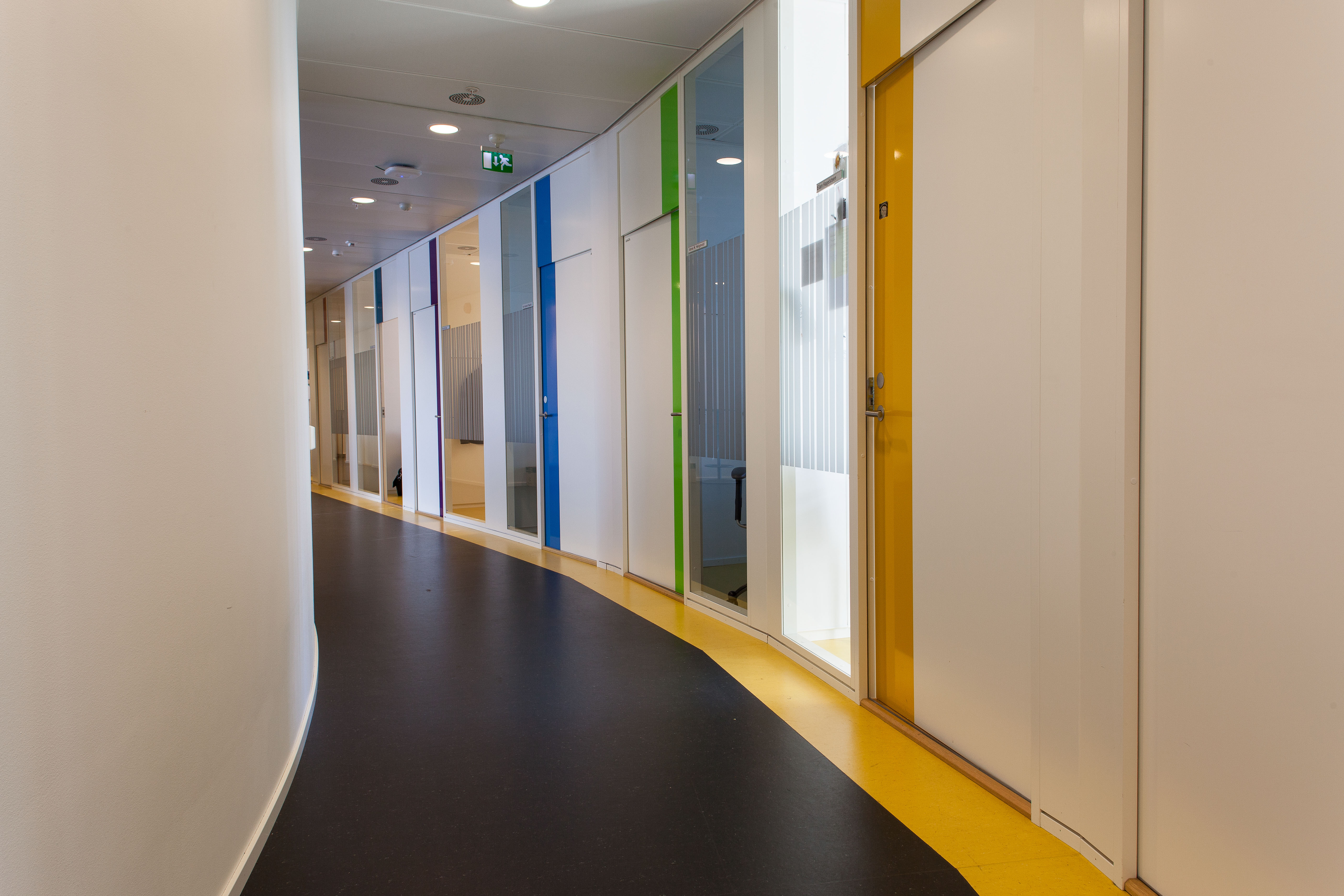 I hele bygget er det gjennomgående benyttet varierende farger som symboliserer de ulike geologiske periodene som vår klode har gjennomgått. Det er også lagt vekt på å skape en spennende gulvflate ved å bryte opp det mørke linoleumsgulvet med gult.