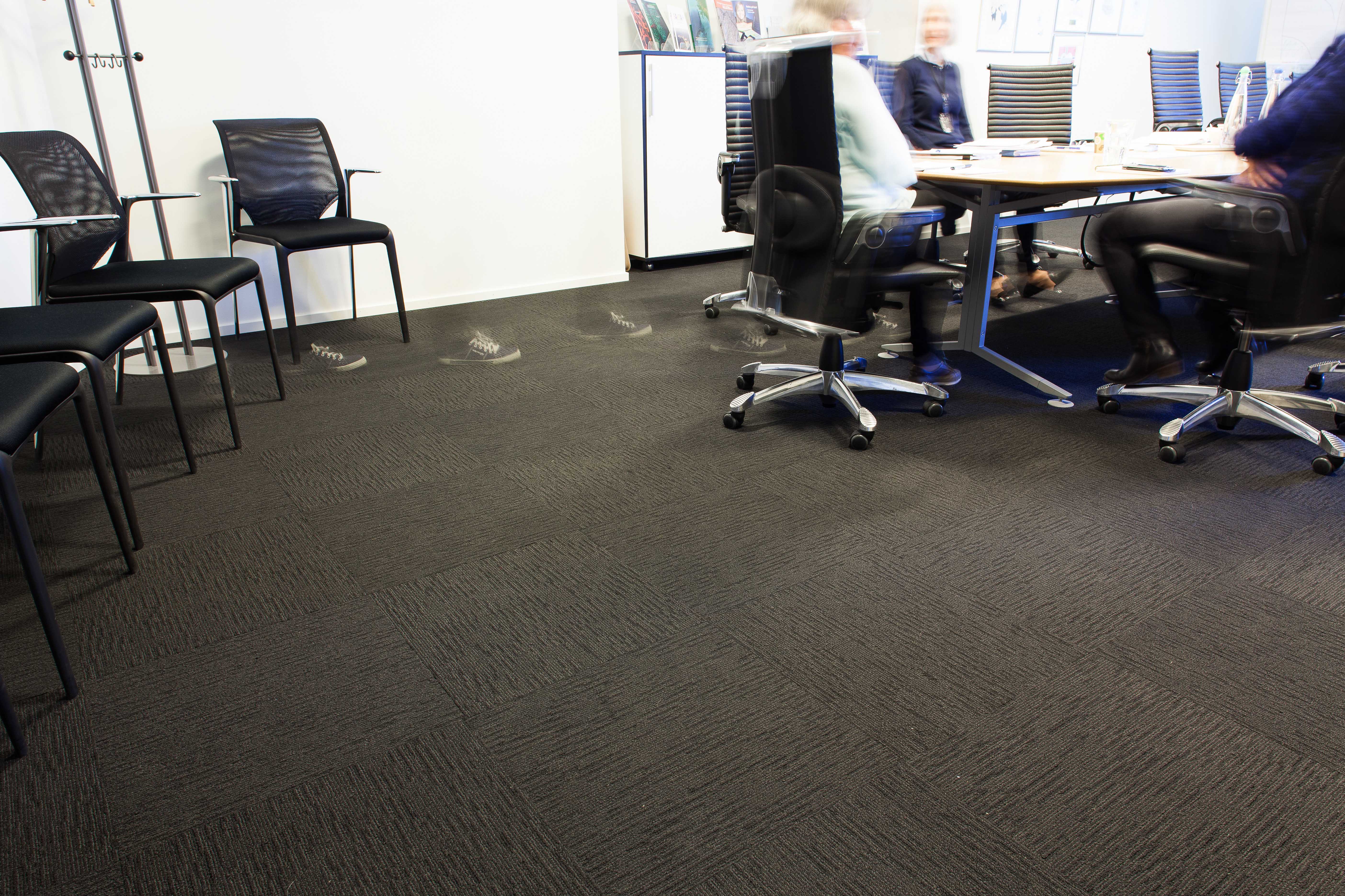 Det ligger teppefliser fra Interface i møterom og kantine.