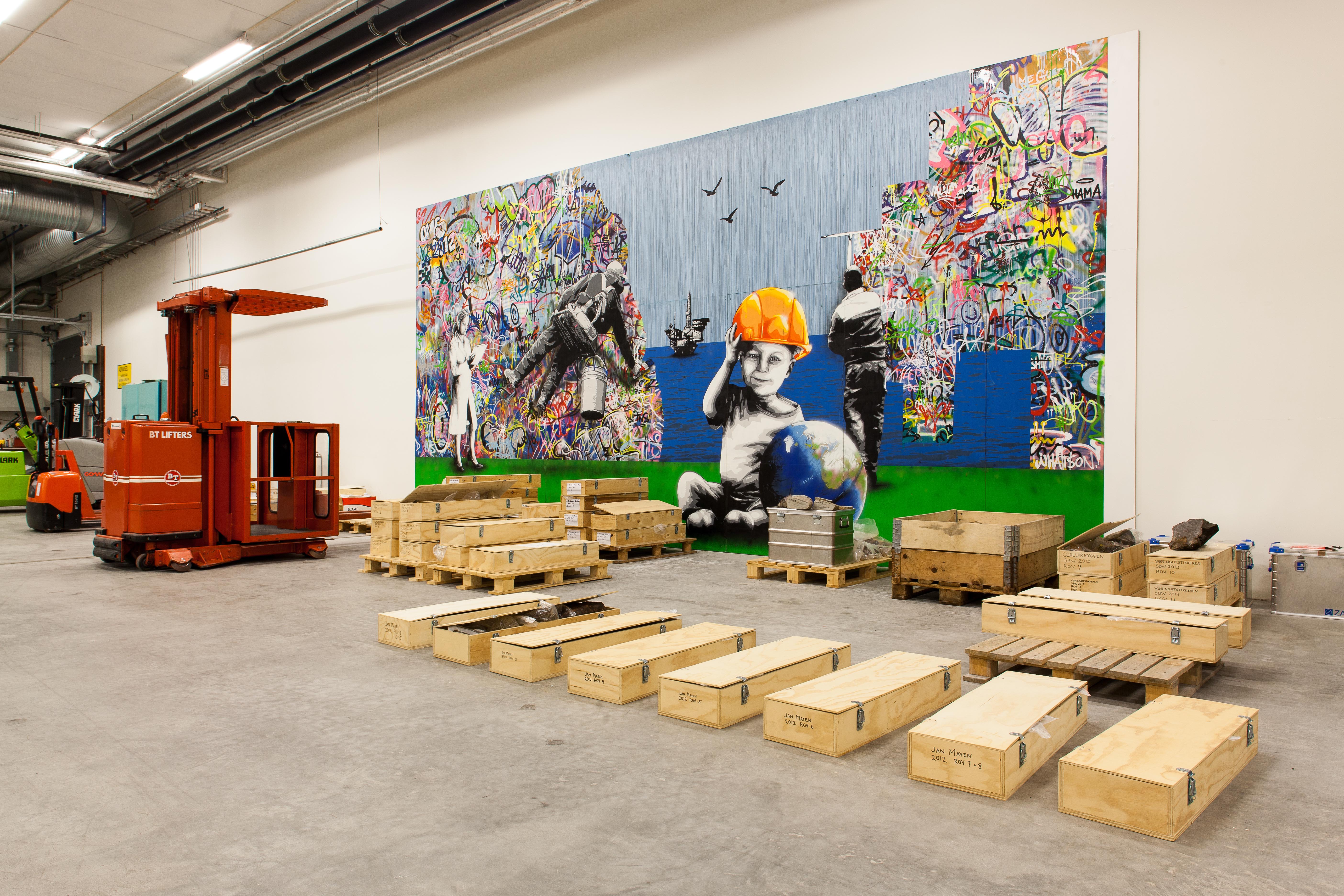 Lageret er eneste areal i bygningen som kan romme veggdekorasjonen som er utført av streetart-kunsnere Martin Whatson, og stammer fra en tidligere oljemesse i Stavanger.