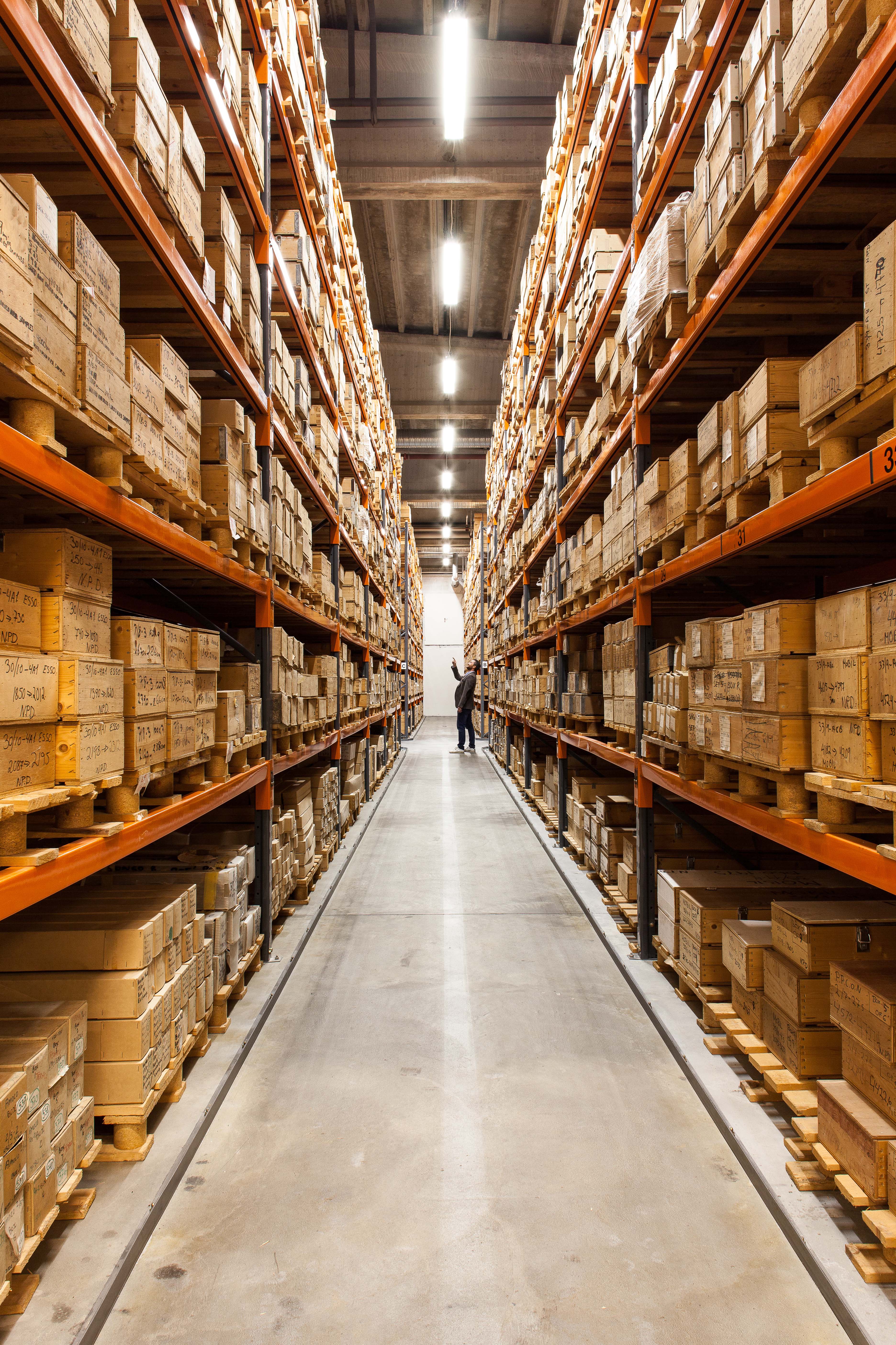 Et betydelig areal hos oljedirektoratet er avsatt til lagring av boreprøver. De eldste prøvene er fra oljeletingens spede barndom. Her snakker vi om nærmere 150.000 meter med borekjerner, så det er ikke til å undres over at lageret utgjør hele 4.500 m2.