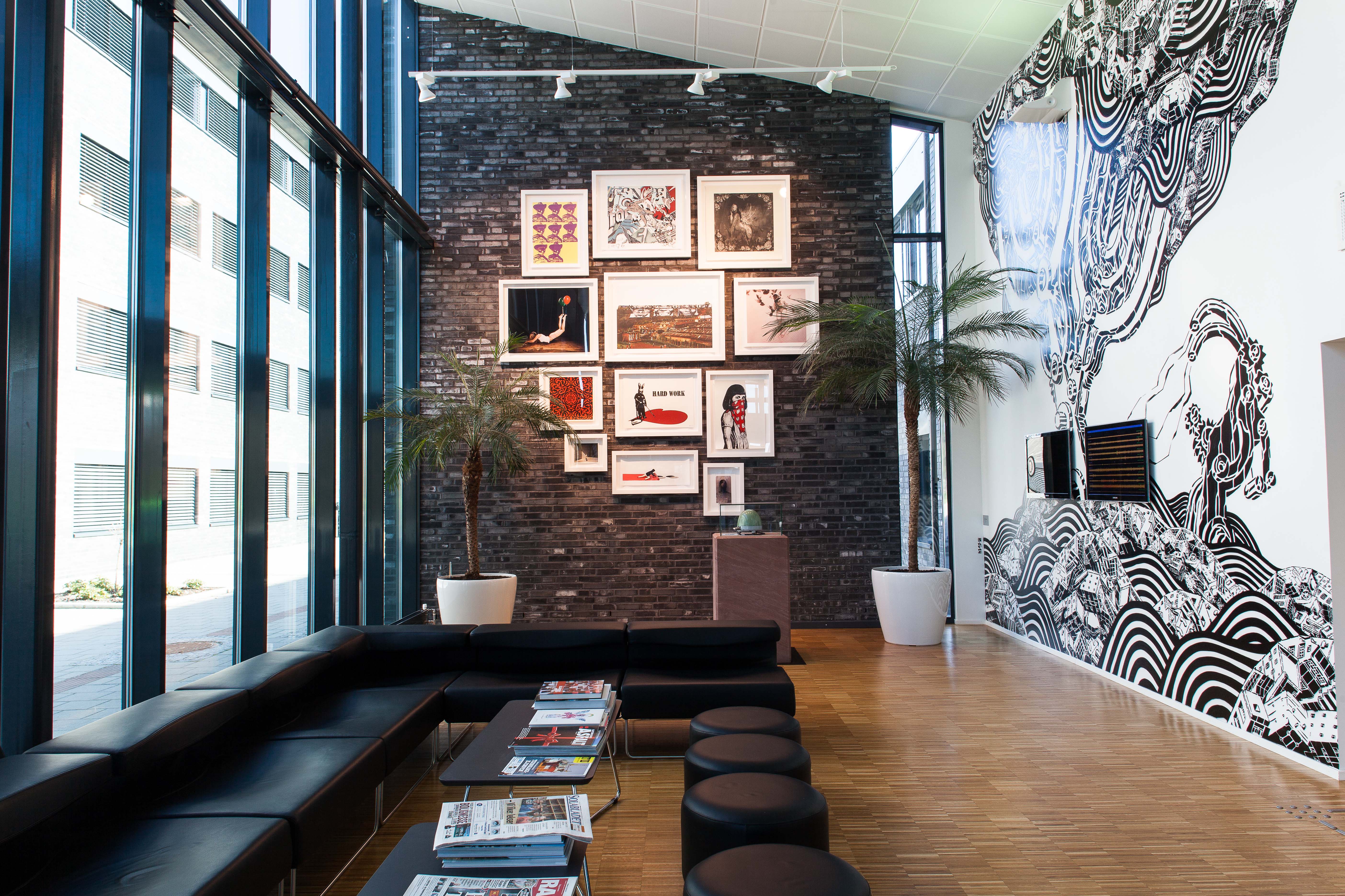 I Oljedirektoratetets nyeste bygg på Ullandhaug i Stavanger er det lagt stor vekt på Kunstnerisk utsmykning. I resepsjonen møtes vi at et stort veggmaleri av den polske streetart-kunstneres M-City, eller Mariusz Waras.