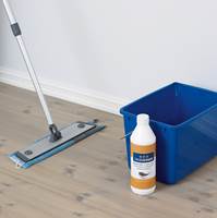 Ved våttrørking av gulvet er det bra å bruke Oljepleie i vaskevannet. 