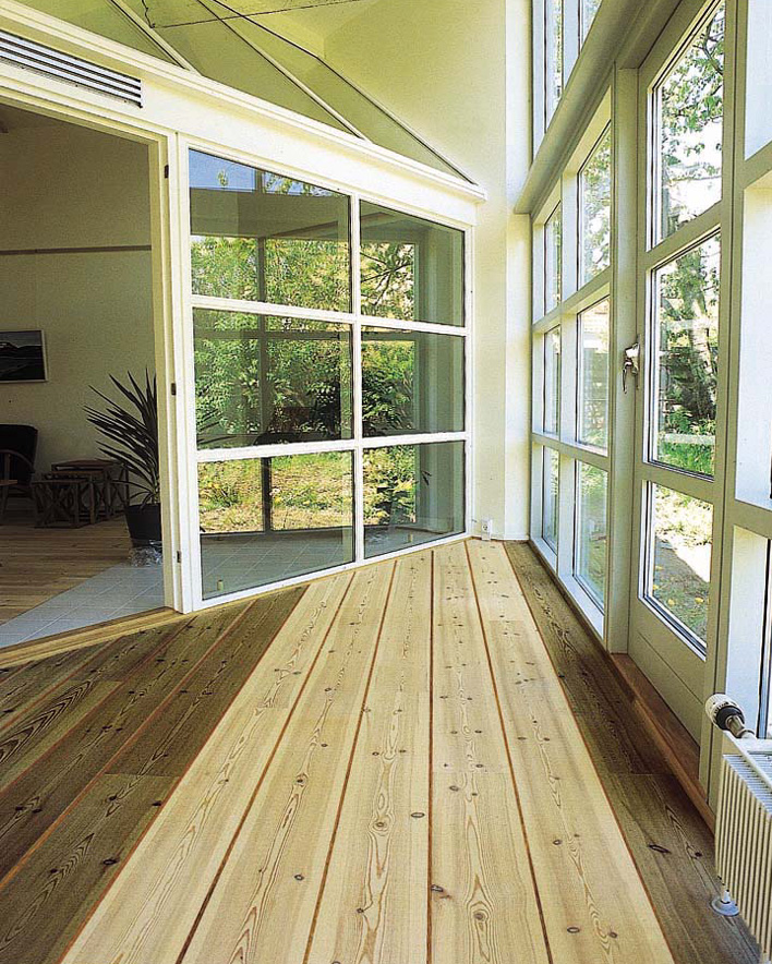 Oljebehandling med farge på tregulv