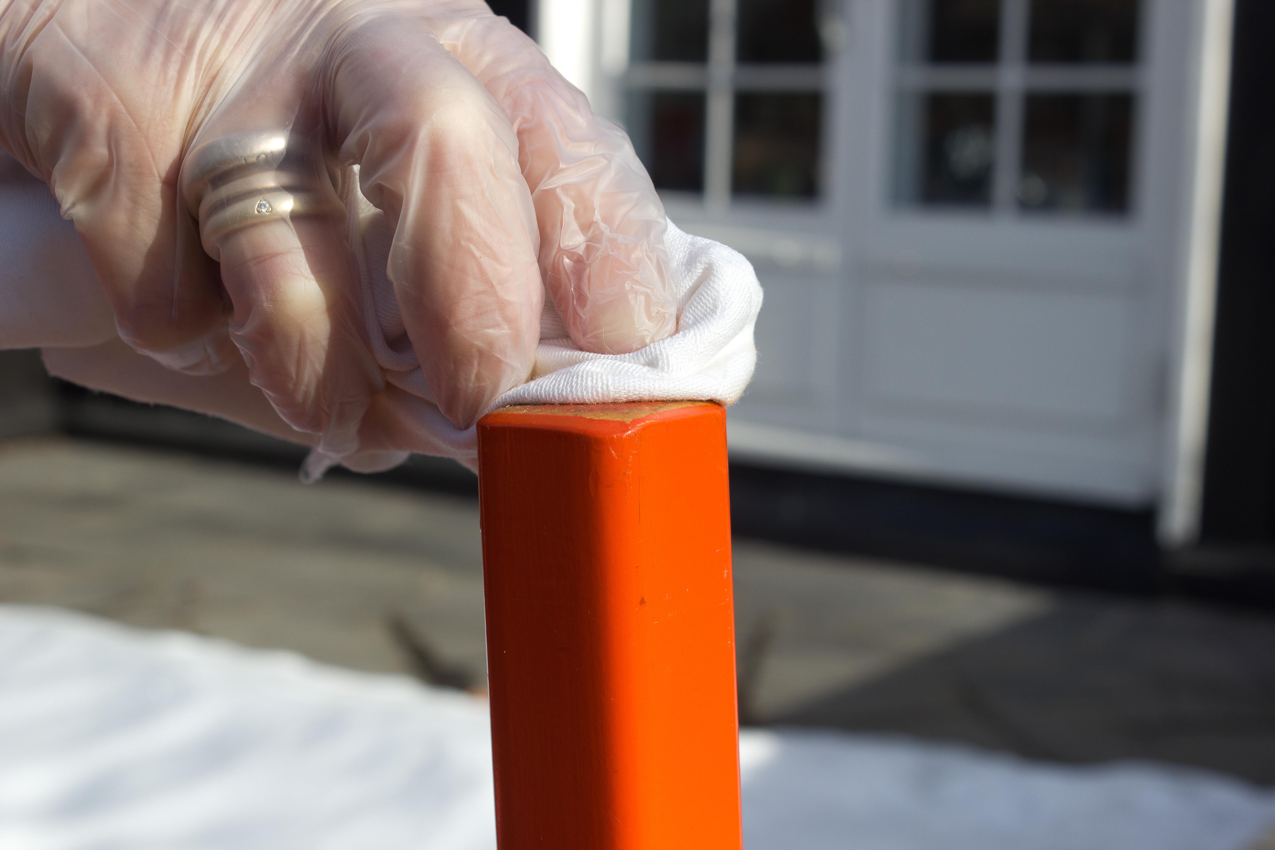 TØRK:Tørk vekk overskytende olje med en fille.