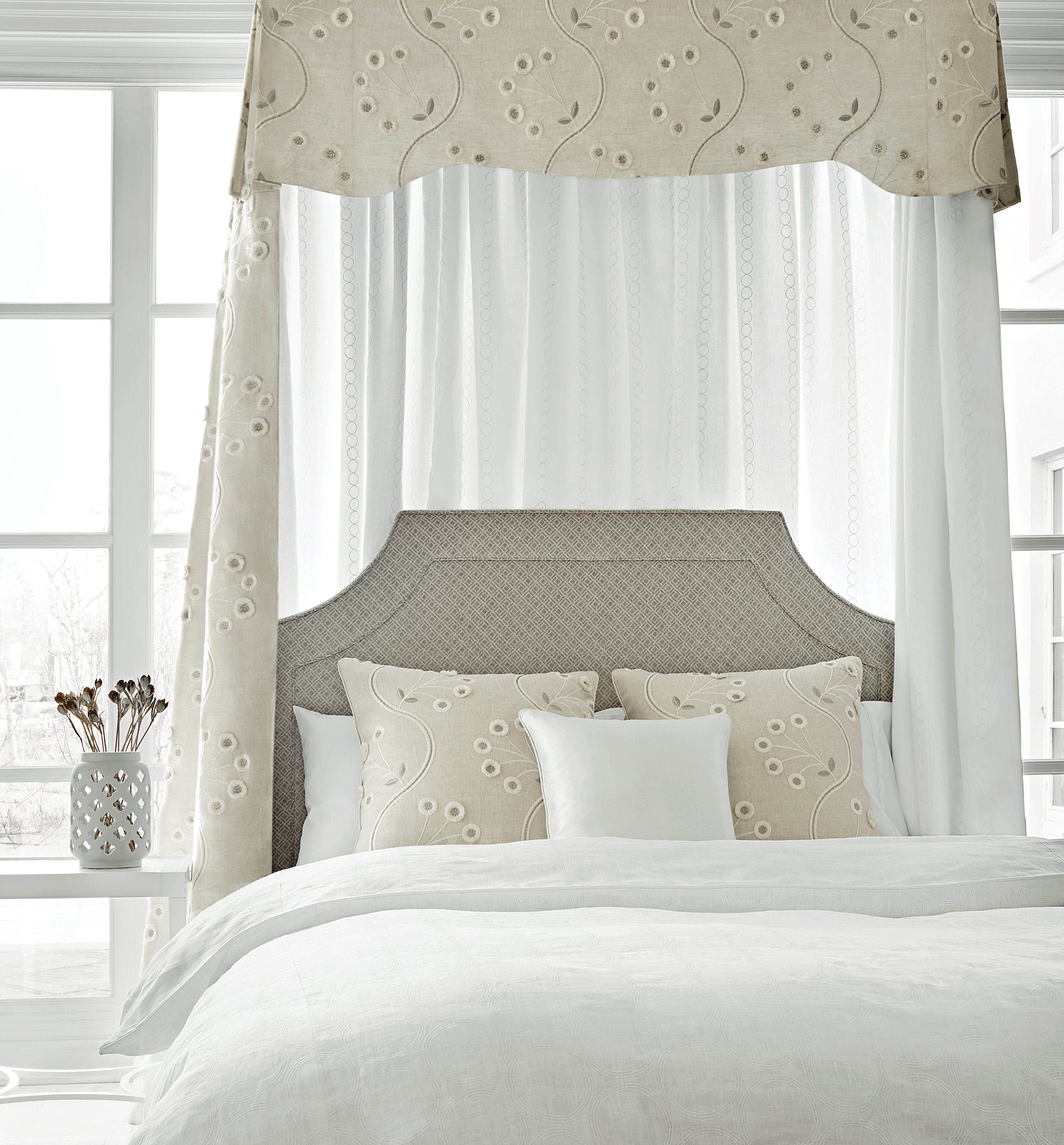 Kombinasjonen av hvit og naturfarget lin gir følelsen av noe rent og ekte. 