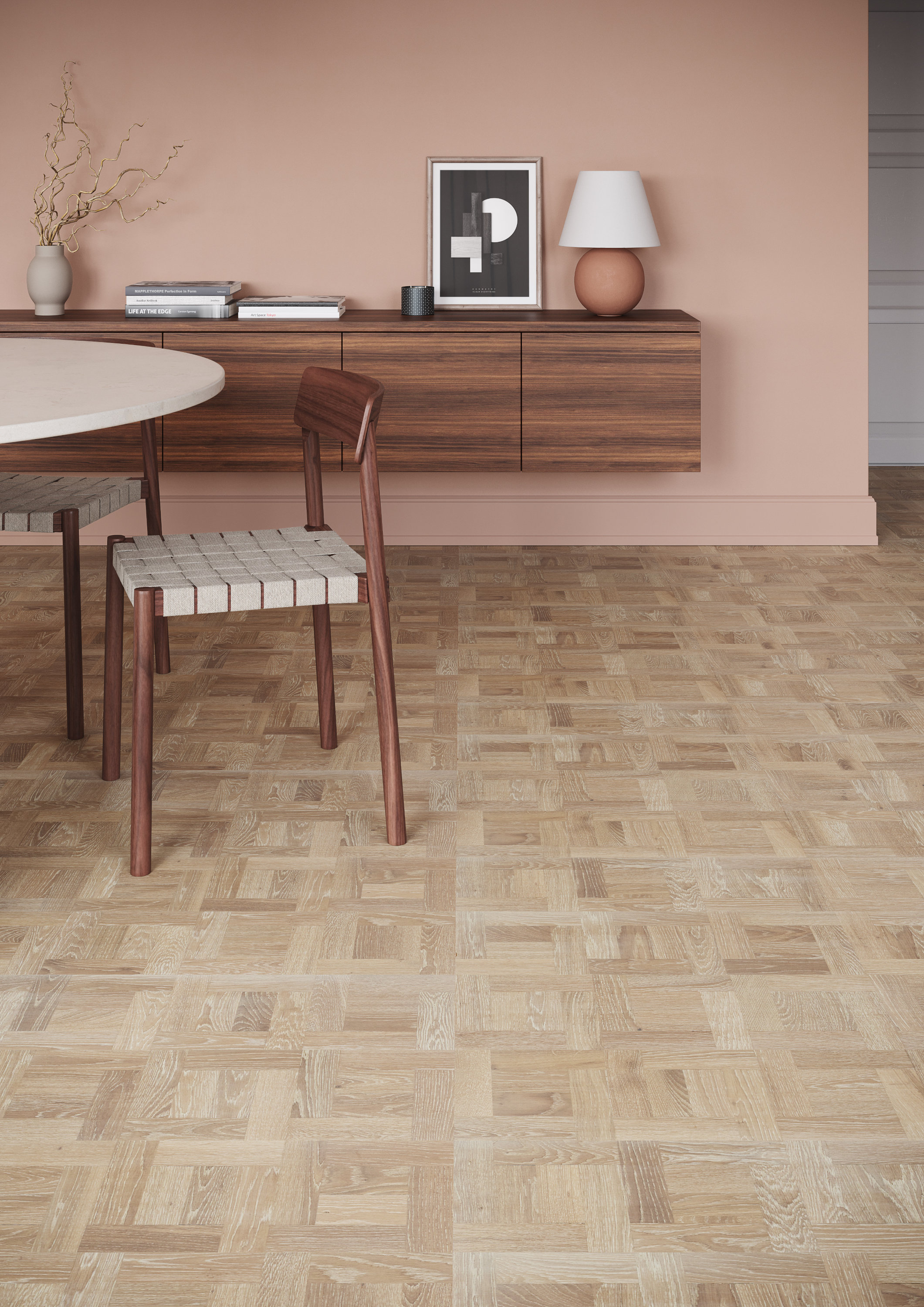 parkettgulv mot en rosa vegg