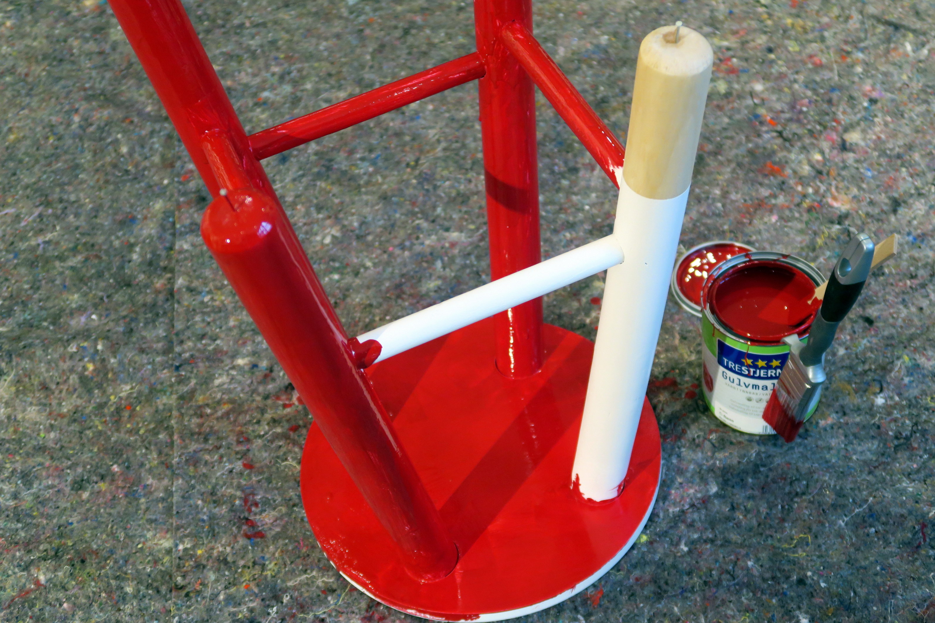 OPP NED: Når du maler er det smart å starte opp-ned. Og med en spiker i hvert bein, er det enklere å komme til når du snur krakken rett opp. 