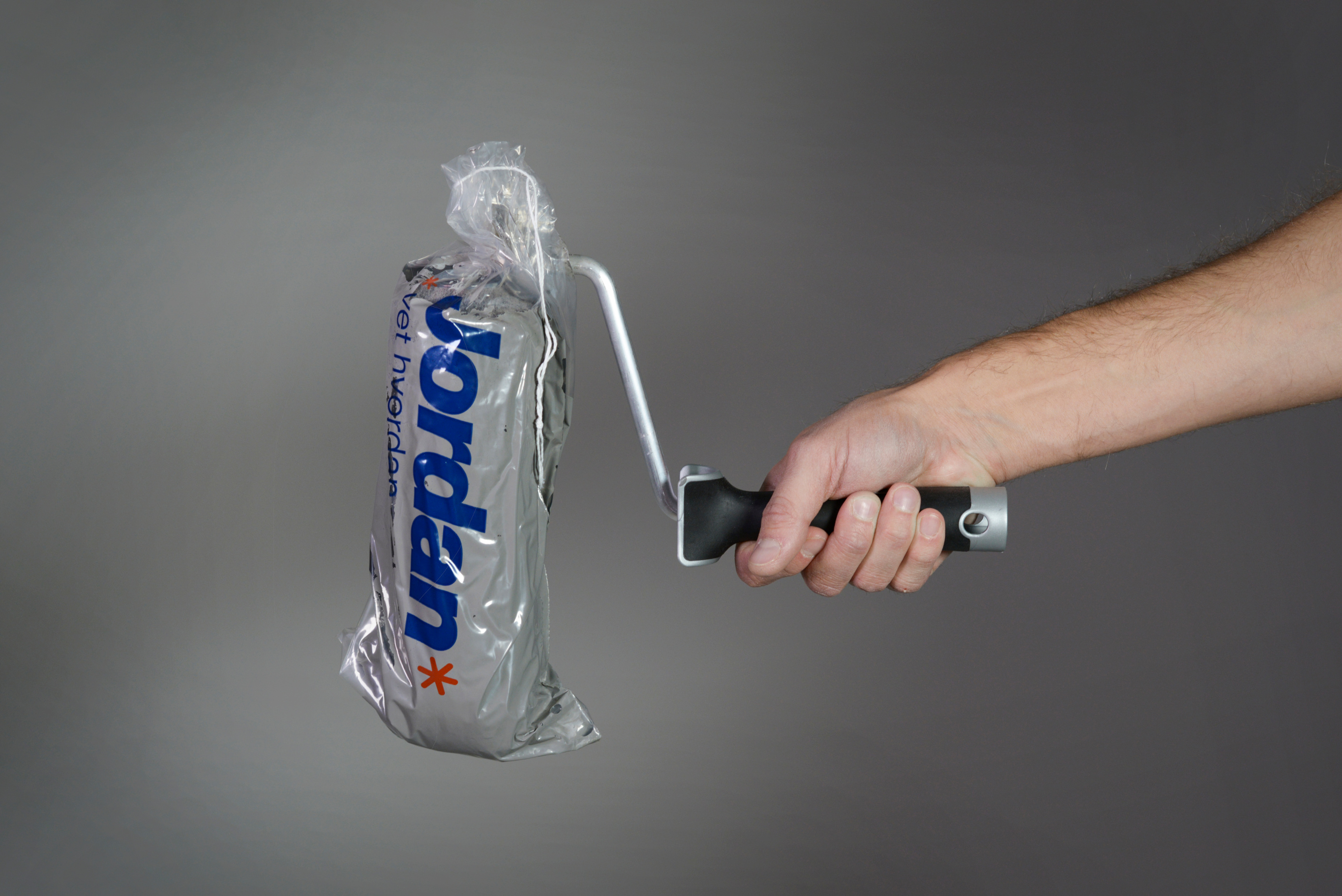 TANTE POSE: Jordans oppbevaringspose rommer en stor malerull. 