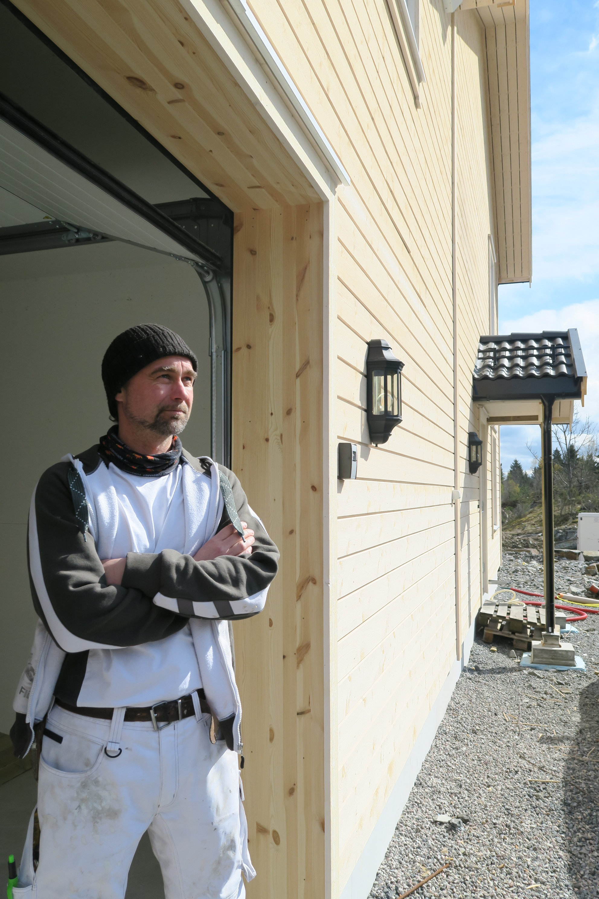 Ture Grønvold fra Tures GMI AS synes det er vemodig å forlate huset. – Jeg håper familien merker at vi har bygget huset med omsorg og kjærlighet, sier den erfarne håndverkeren.