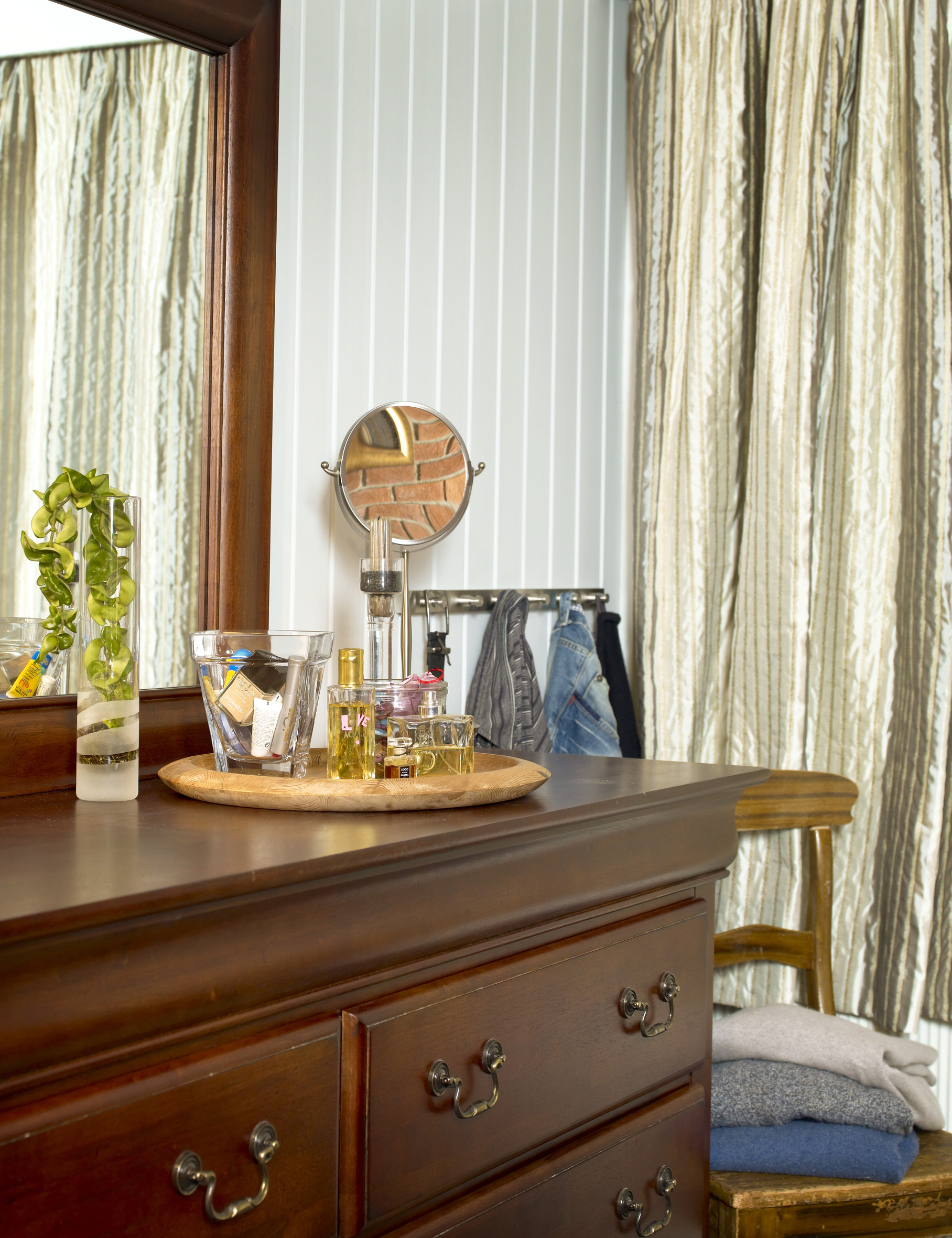 ELEGANT: Mørke, tunge møbler og silkegardiner matcher fint mot gråhvite vegger. 