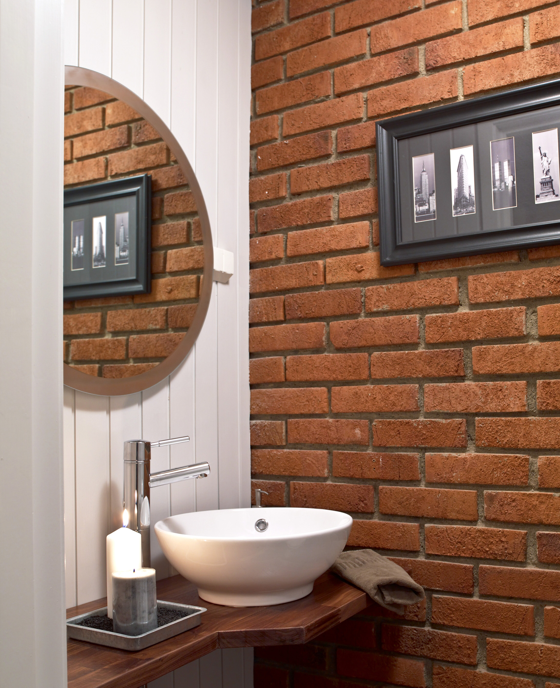 TØFT: Toalettrommet våknet til live med gråhvitt treverk og nytt inventar mot den røffe mursteinsveggen. 