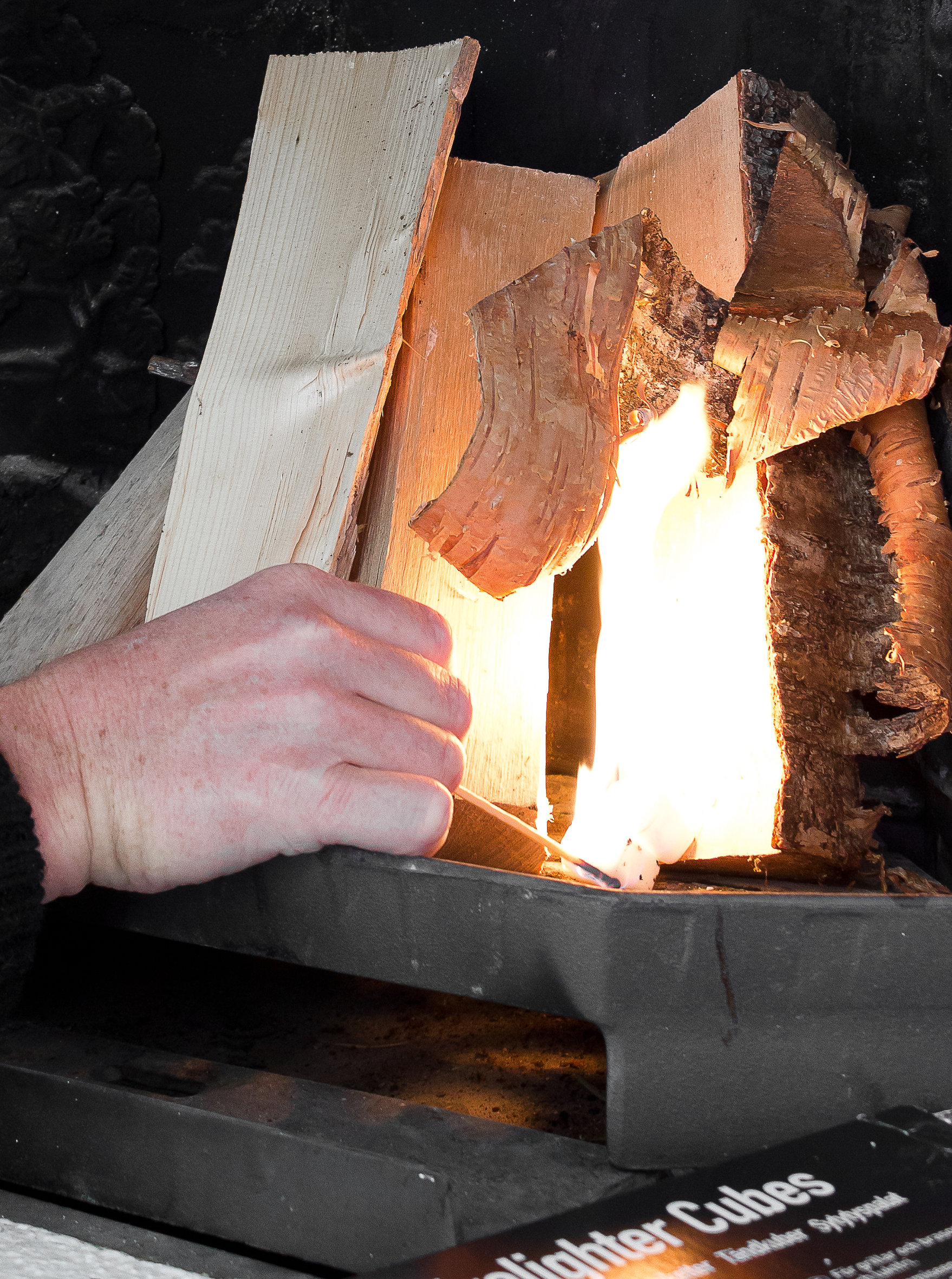 Tørr ved og god trekk gir mindre soting i pipa. Og det er både enklere og raskere å fyre i peisen ved hjelp av opptenningsbrikker. 