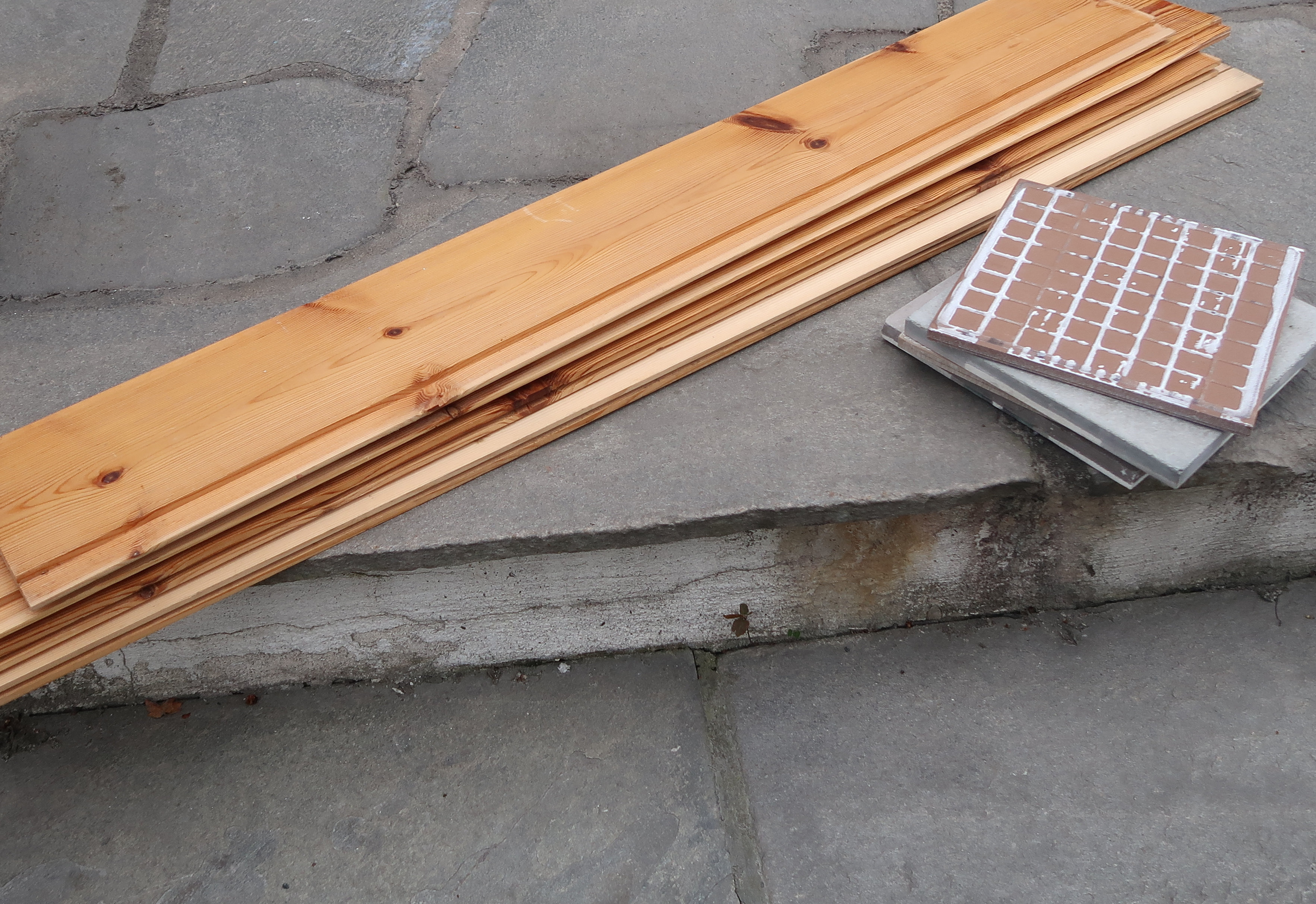 Kaste planker og fliser