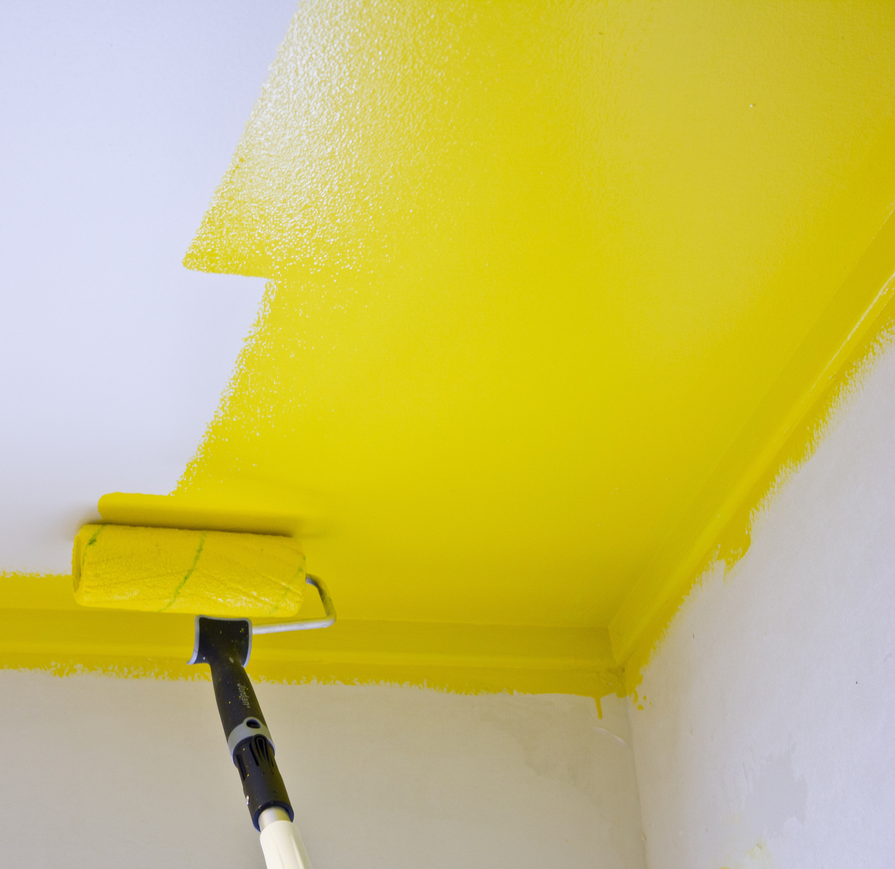 SOLTAK: Gi taket i det lille rommet to-tre strøk med gult. (Foto: Mari Rosenberg/ifi.no)