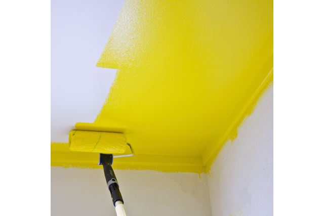 SOLTAK: Gi taket i det lille rommet to-tre strøk med gult. (Foto: Mari Rosenberg/ifi.no)