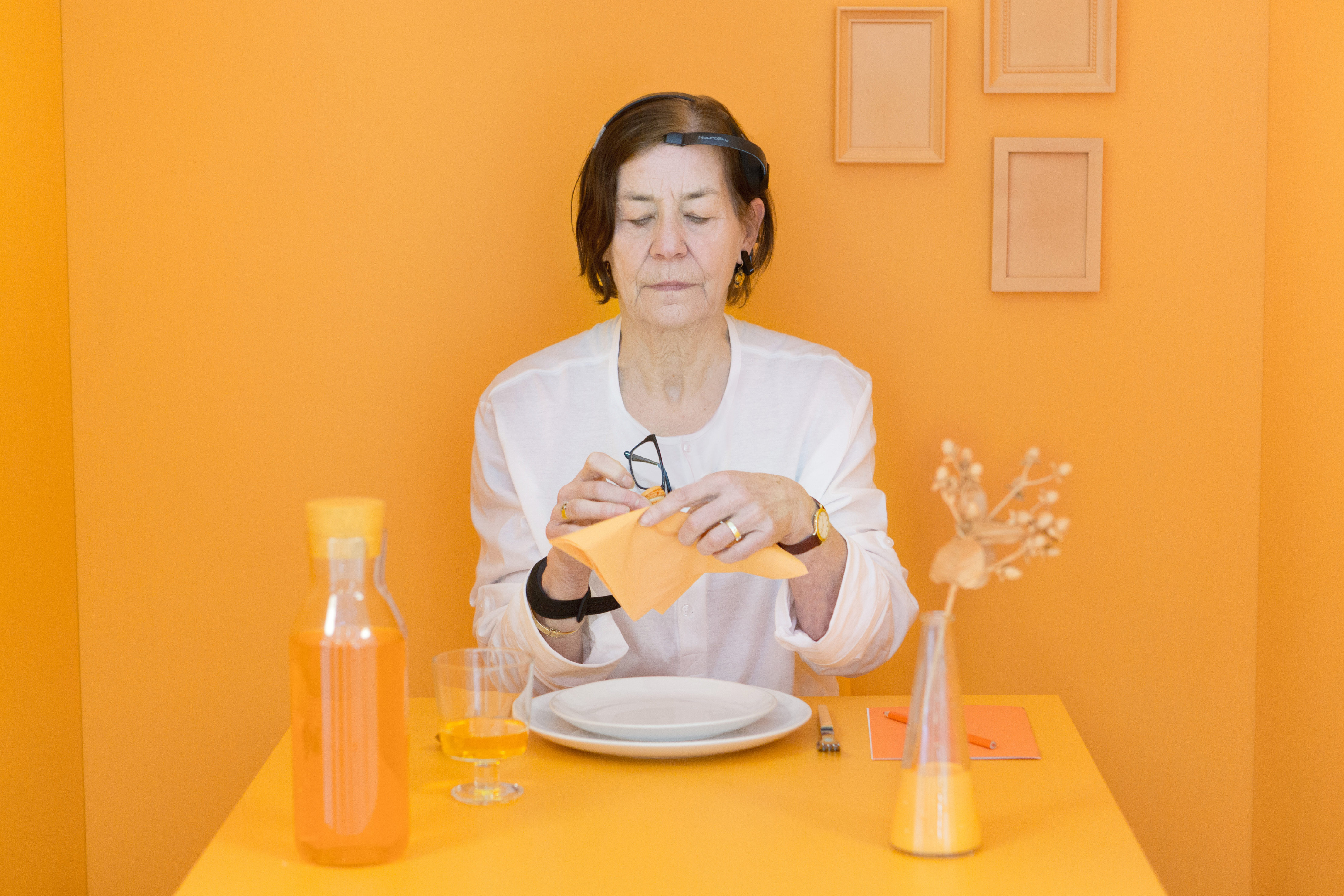 Orange viste utslag på delta og gamma. Gamma assosieres med fokus, tanker og kognisjon, og evne til å ta i mot og bearbeide informasjon.