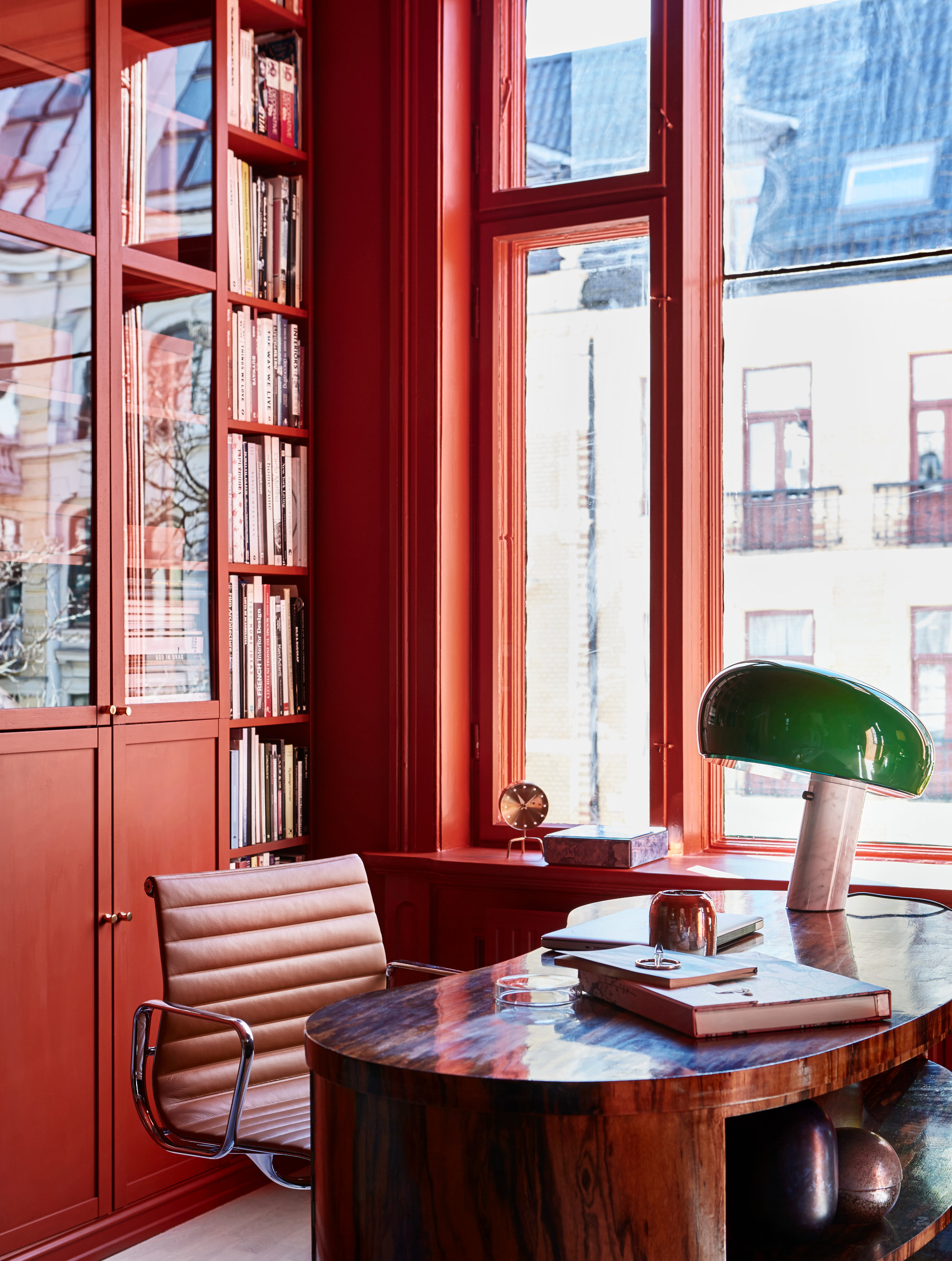 kontor stol lampe vindu bokskap