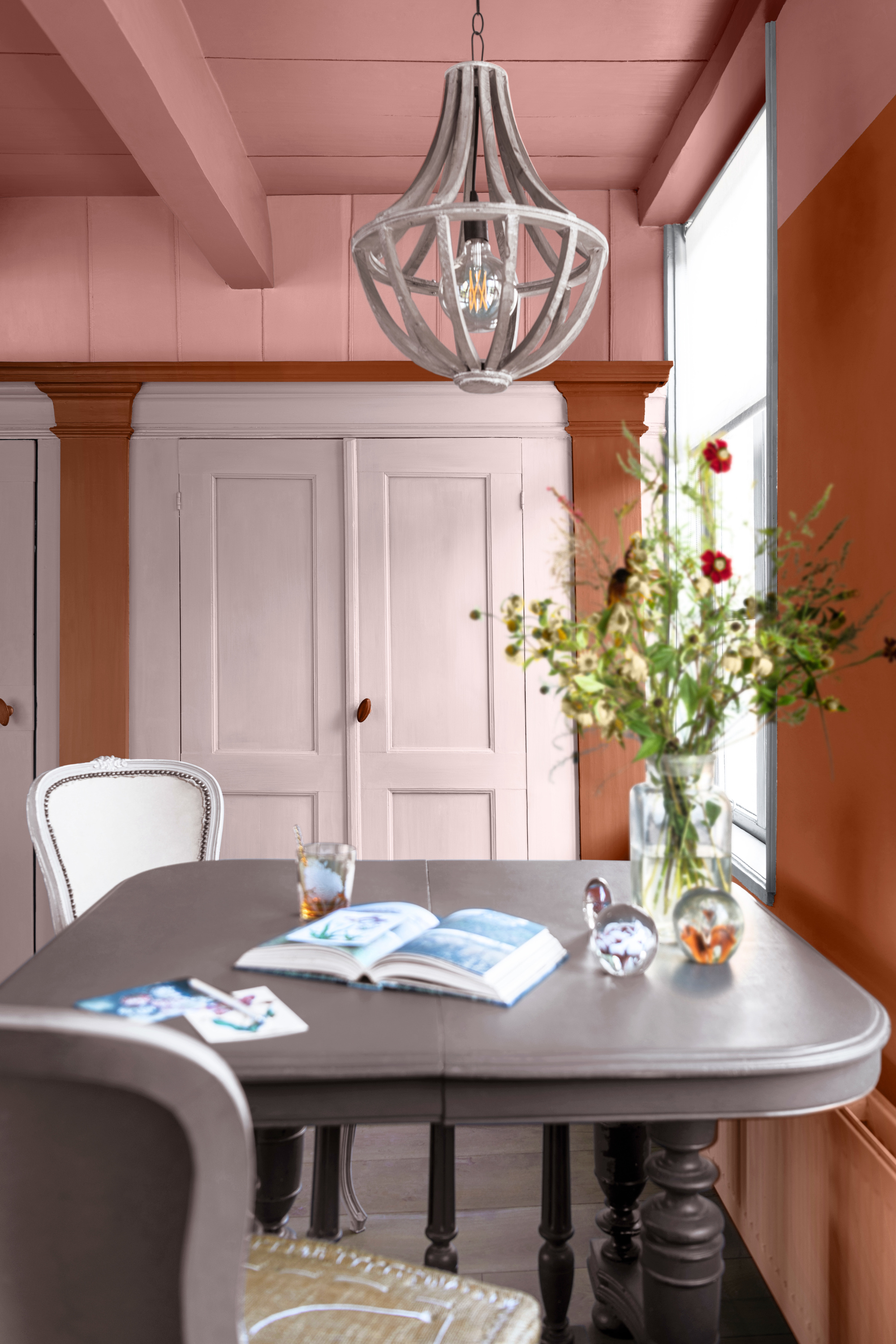 dobbel hvit dør oransje rosa bord