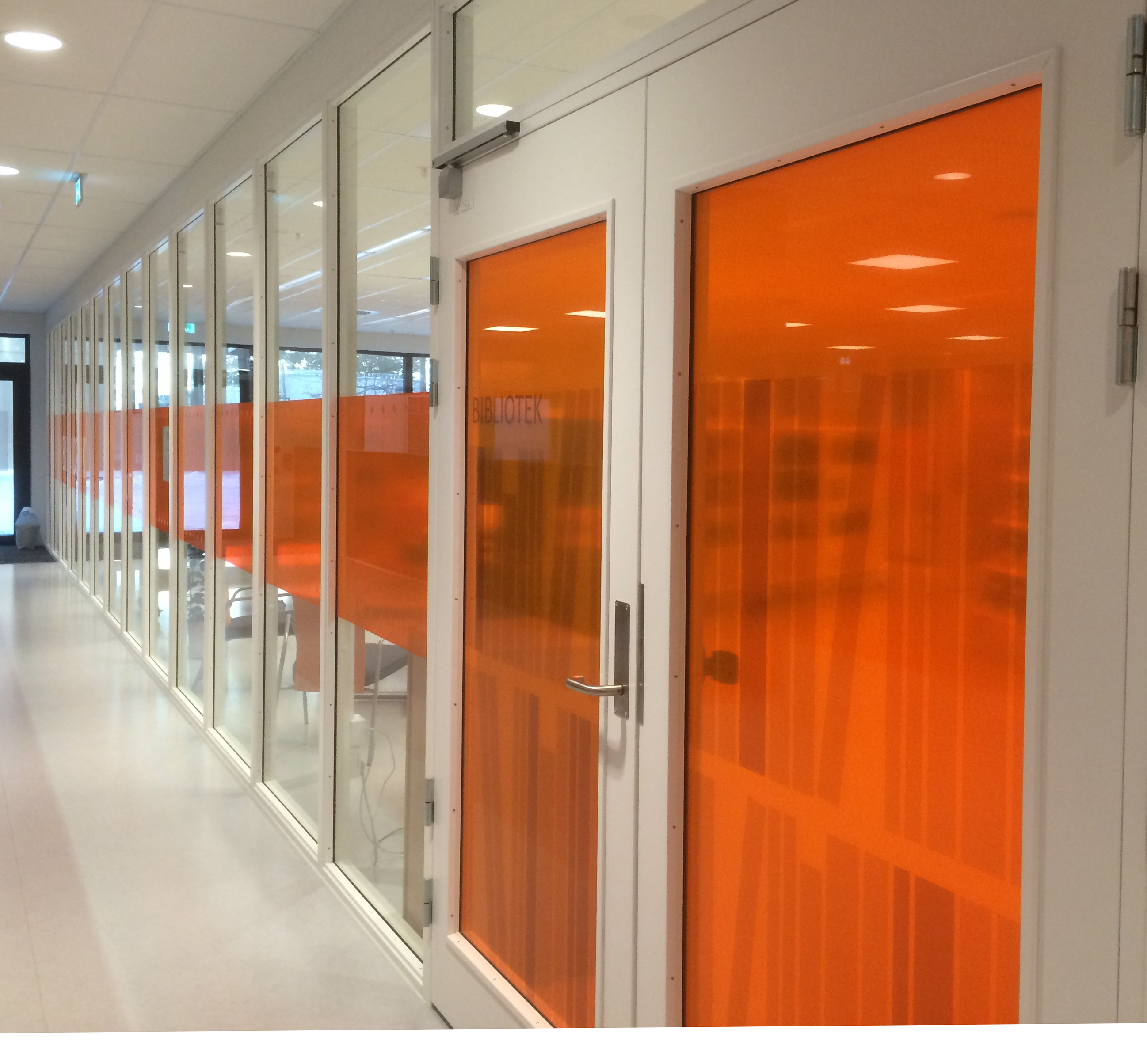 Oransje innslag i n&oslash;ytrale milj&oslash;er.