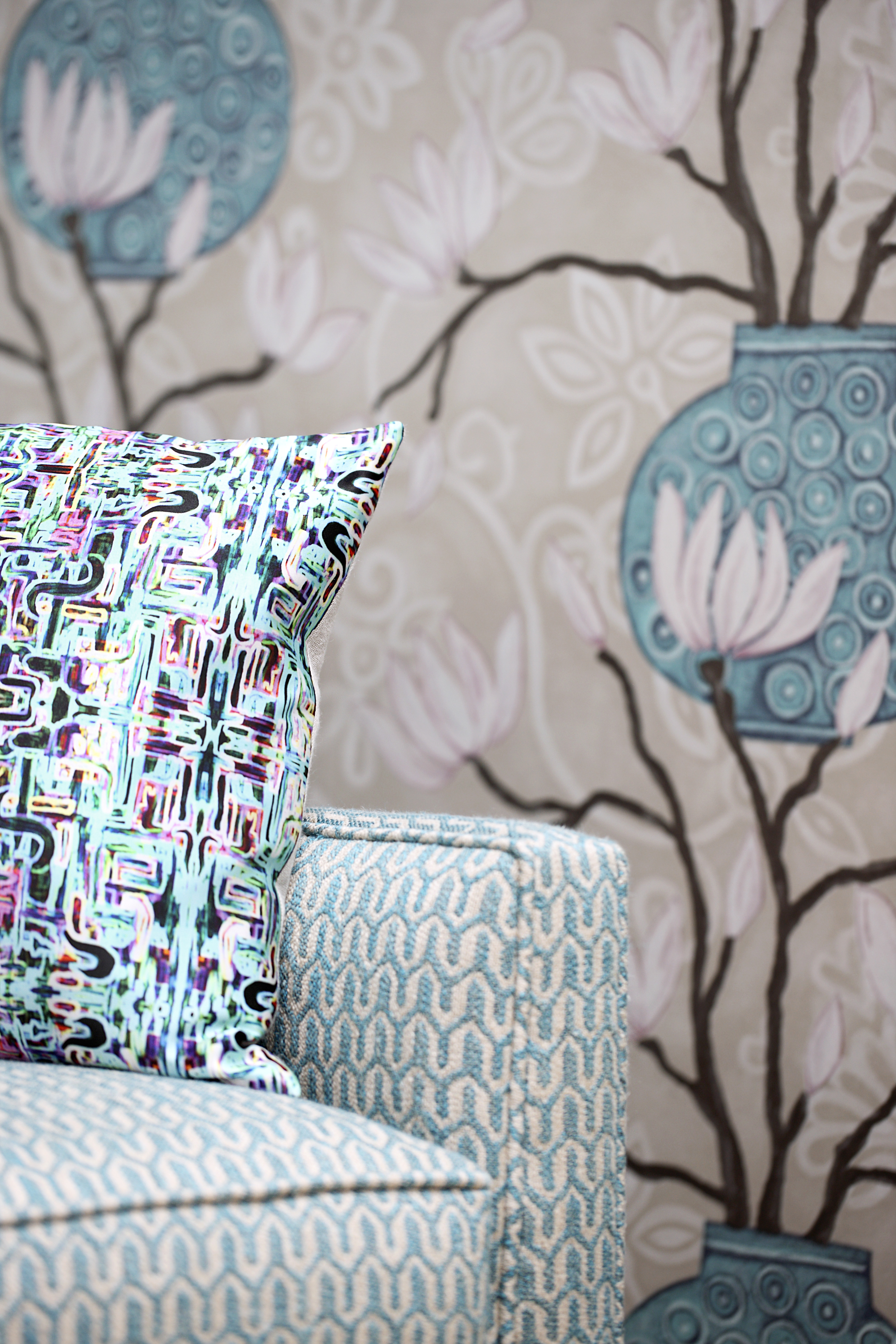 Vi kombinerer etter egen magefølelse, og setter gjerne sterke grafiske mønstre opp mot mer etniskinspirerte innslag.