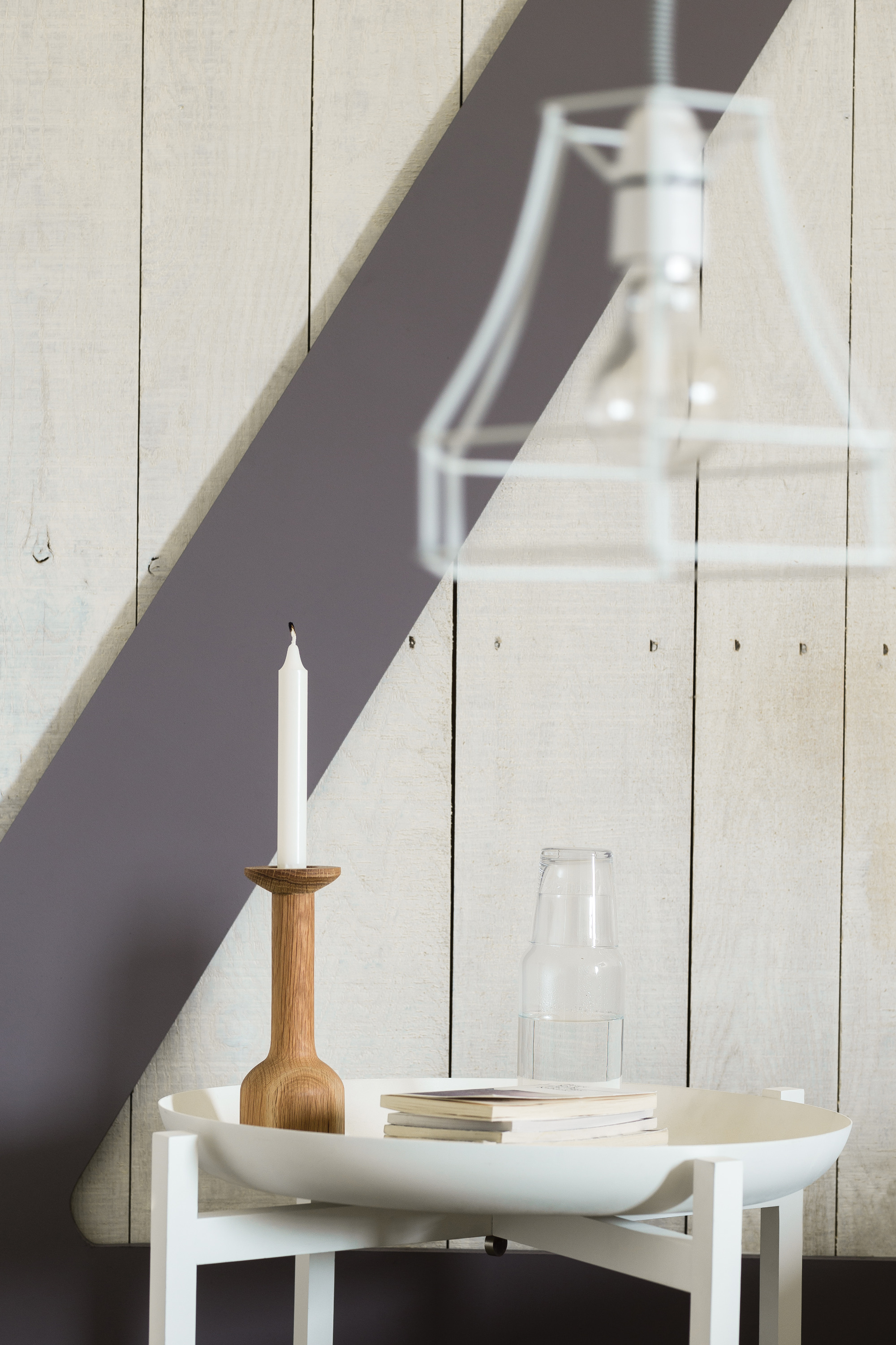 SNØHVIT: Ved bruk av Nordsjö Panellakk på et gammelt, gulnet panel, påføres første strøk i fargen Snøheim. Deretter kan siste strøk påføres i ønsket brunfarge. (Foto: Nordsjö)