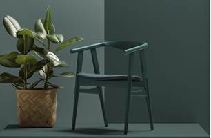 Når den danske møbelprodusenten Getama nå relanserer to stoler tegnet av Hans J. Wegner, gjøres det med originale farger. Flügger har analysert designerens game fargeprøver og oppstrøk og funnet seks farger som stemmer med det opprinnelige.  