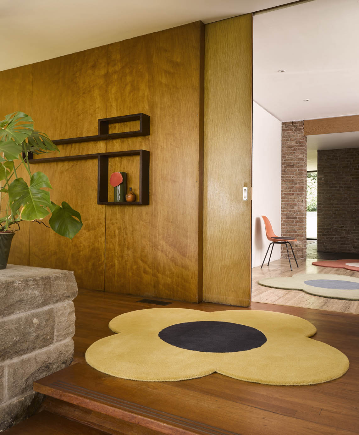 personlig med blomsterteppe