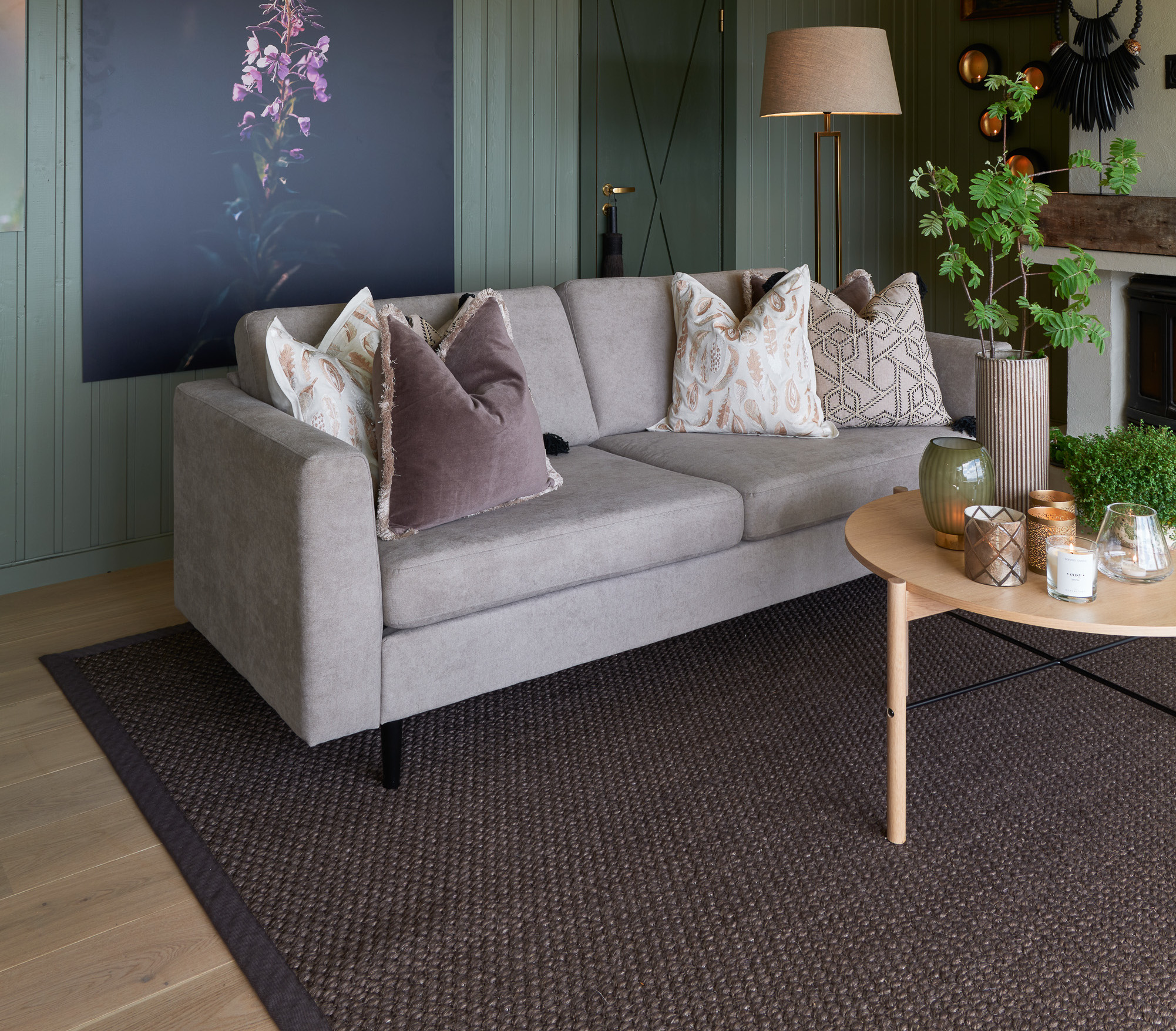 Grovt sisalteppe til lys sofa