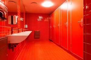 På skolens toaletter er det ikke spart på fargene... Rødt for guttene.