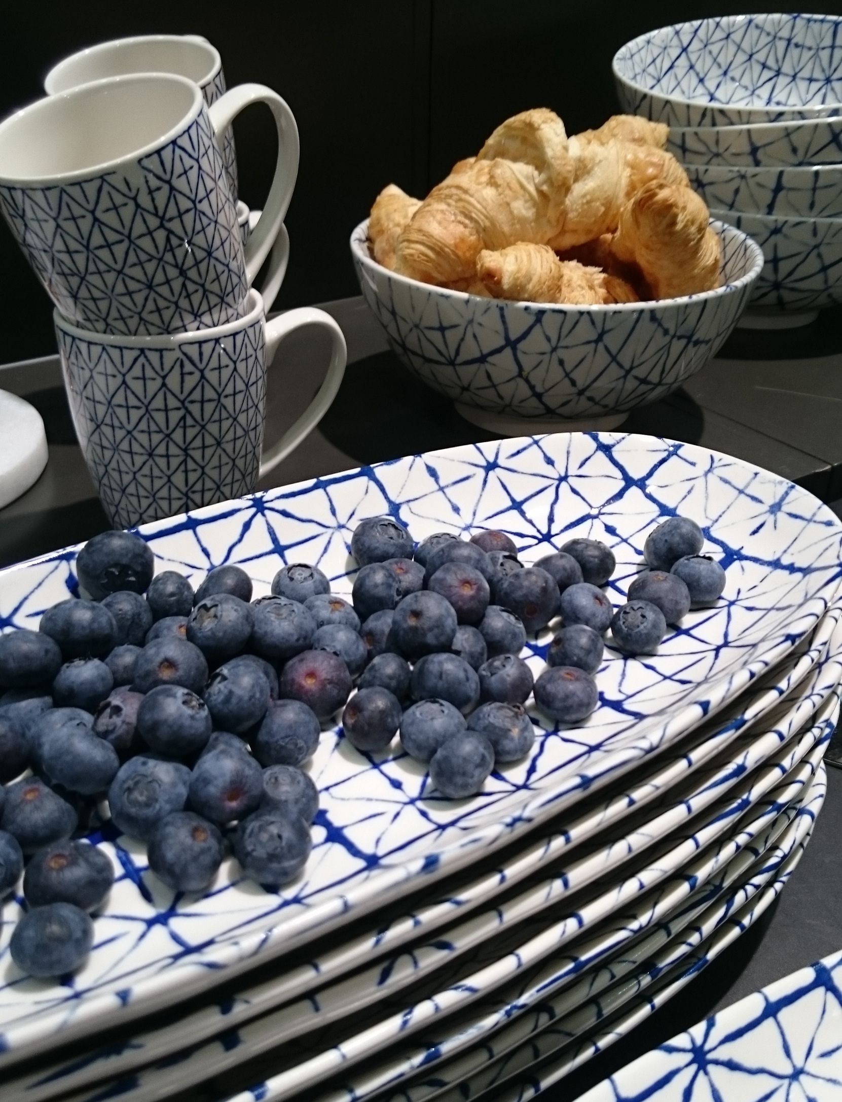 Blå og hvit hverdagskos presentert på Oslo Design Fair.