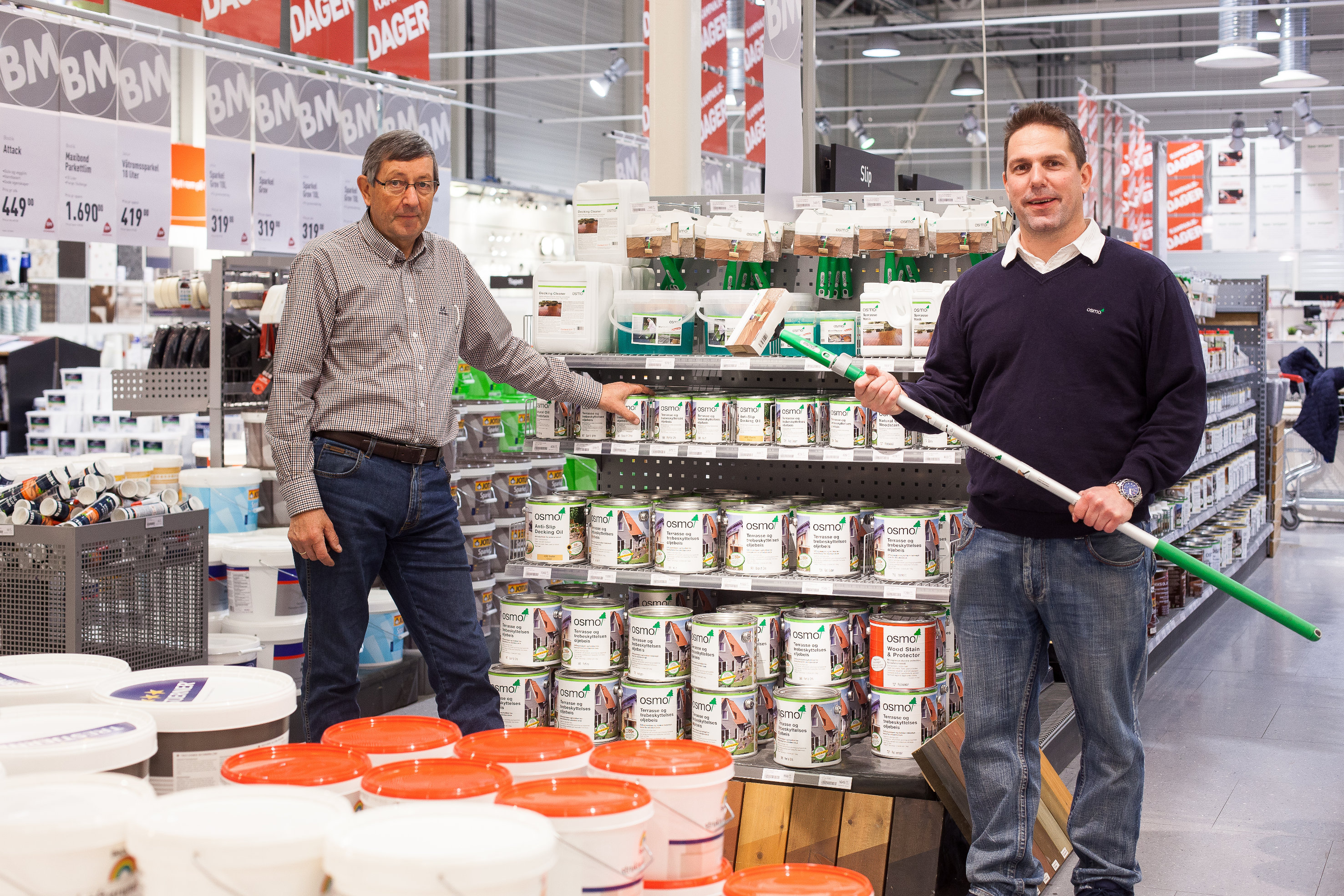 Gjennom farge- og byggevarehandelen forhandler Tom Eidsether og Anders D&oslash;vre i Osmo ogs&aring; et omfattende konsept for behandling av utend&oslash;rs treverk &ndash; terrasser og hagem&oslash;bler for eksempel.
